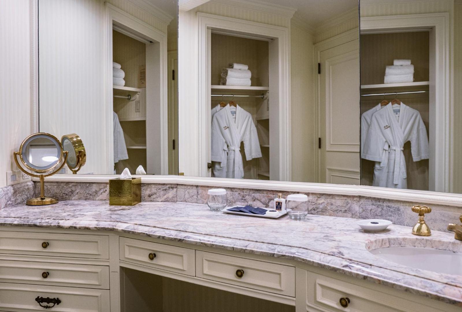 Deluxe King Room - Photo 2