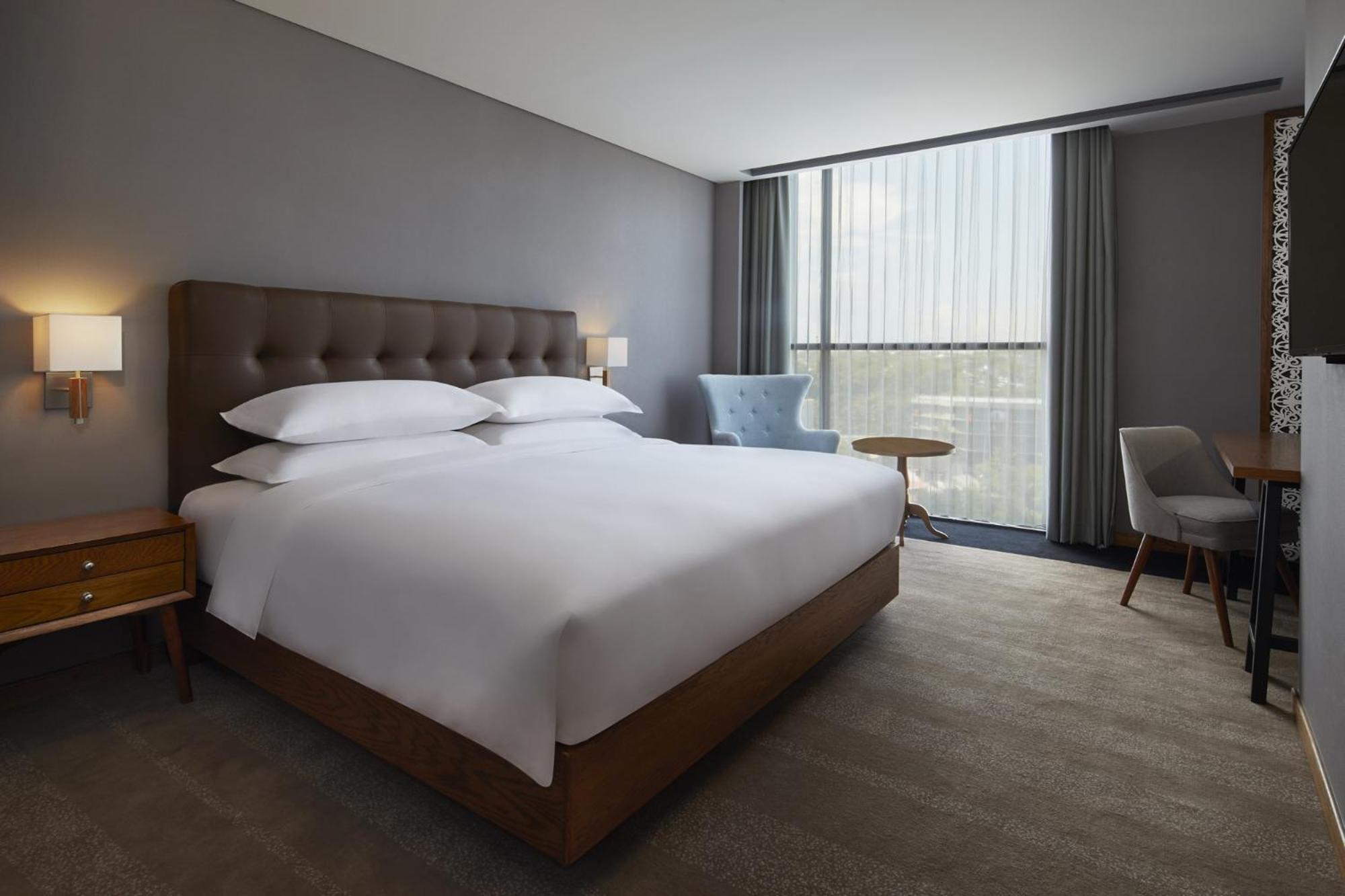 Deluxe King Room with Free Airport Shuttle Transfer - Photo 1