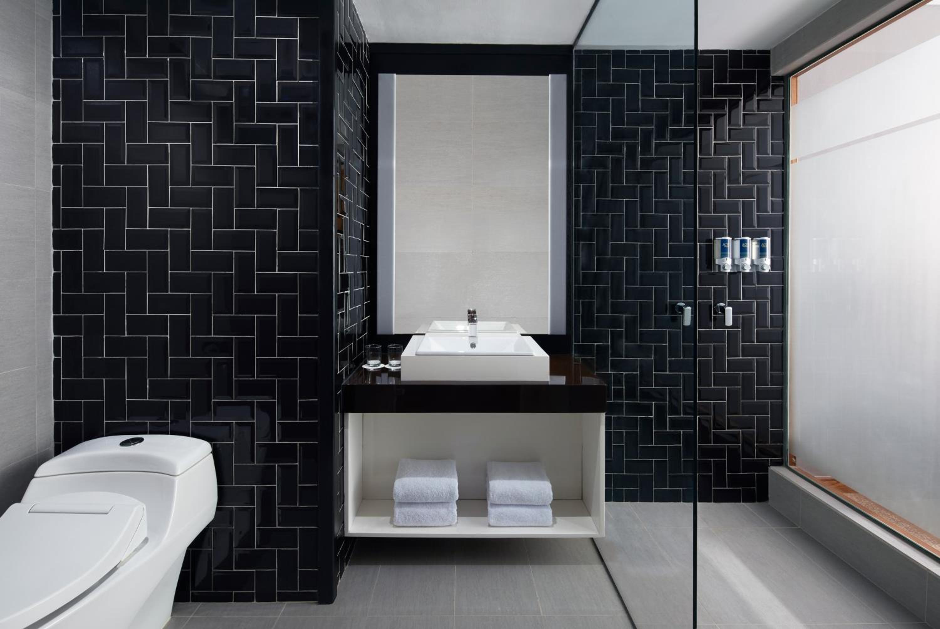 Deluxe Premium Corner King Room with Pool View and Free Airport Shuttle Transfer - Photo 4