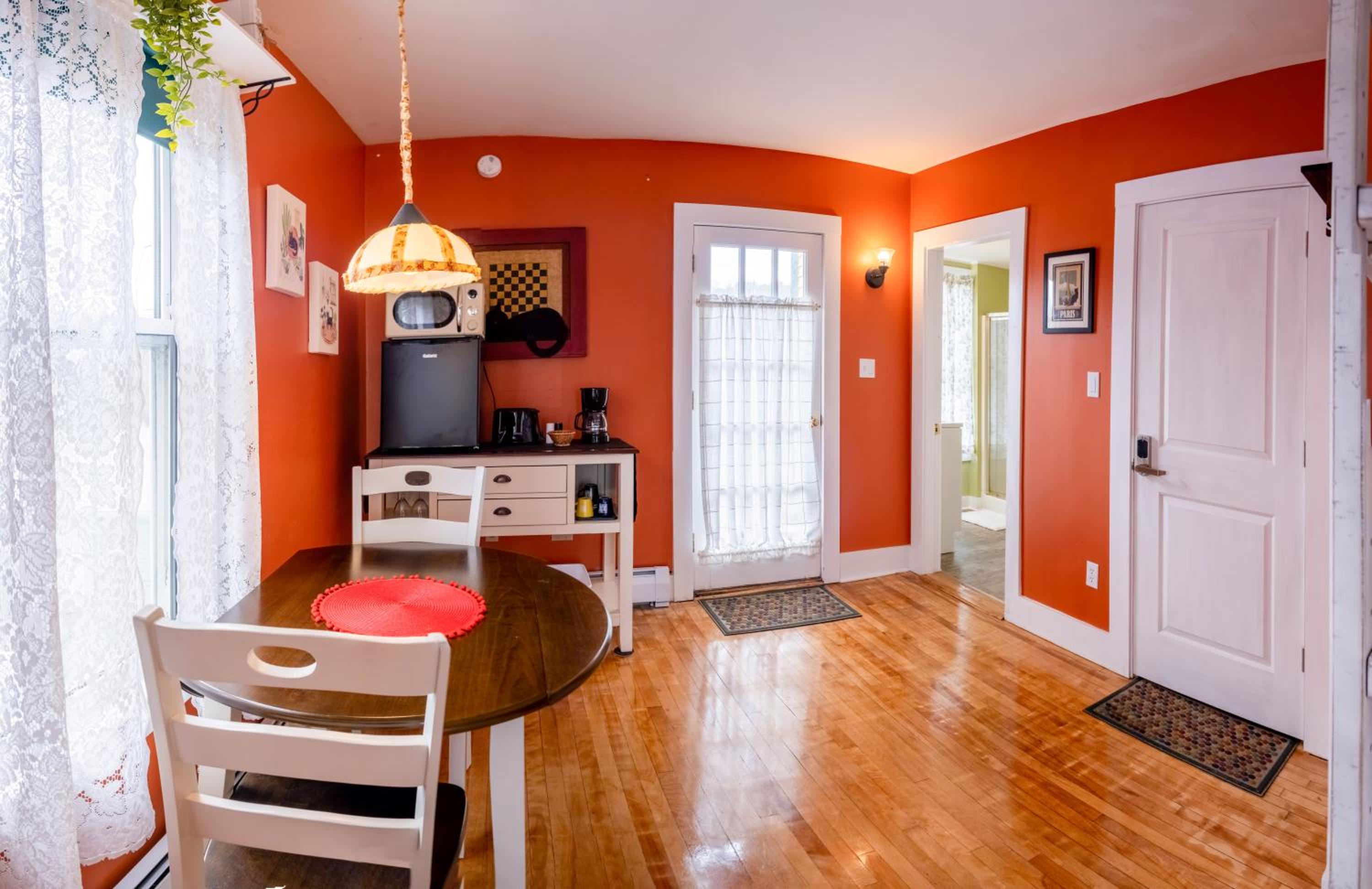 One-Bedroom Apartment - Photo 2