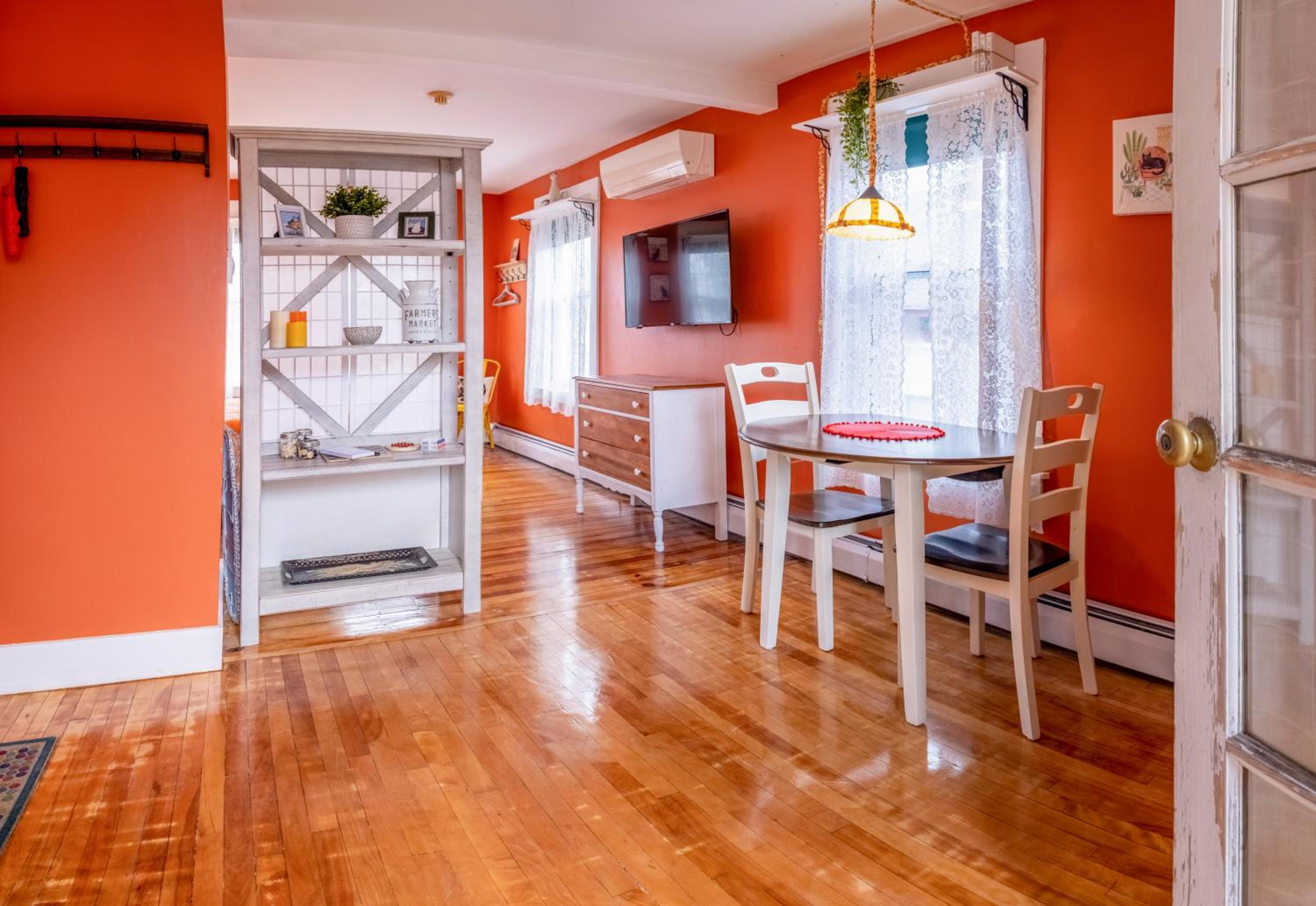 One-Bedroom Apartment - Photo 3