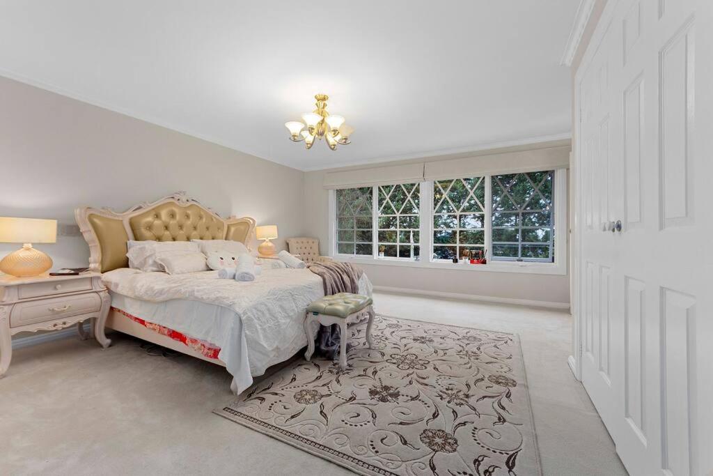 Five-Bedroom House photo 1