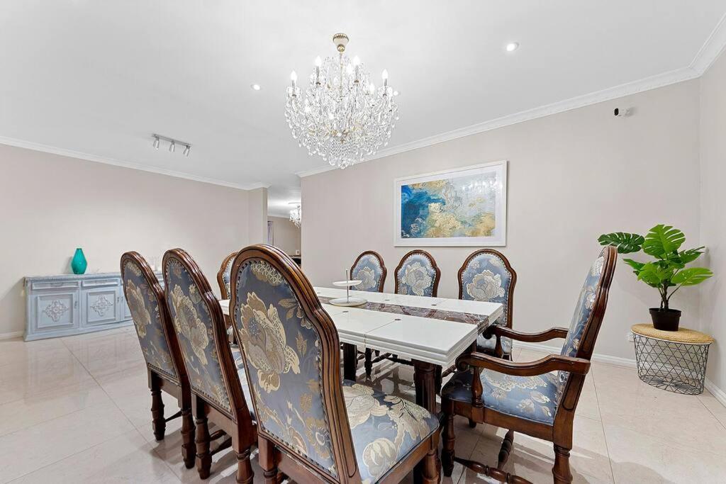 Five-Bedroom House photo 3