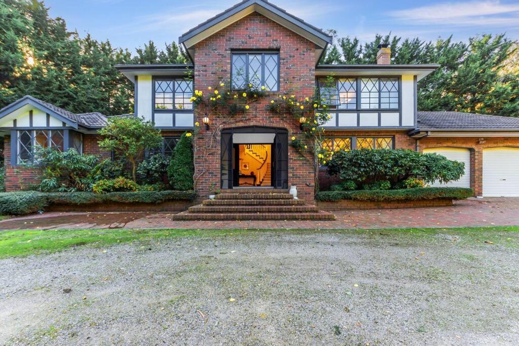 Five-Bedroom House photo 2