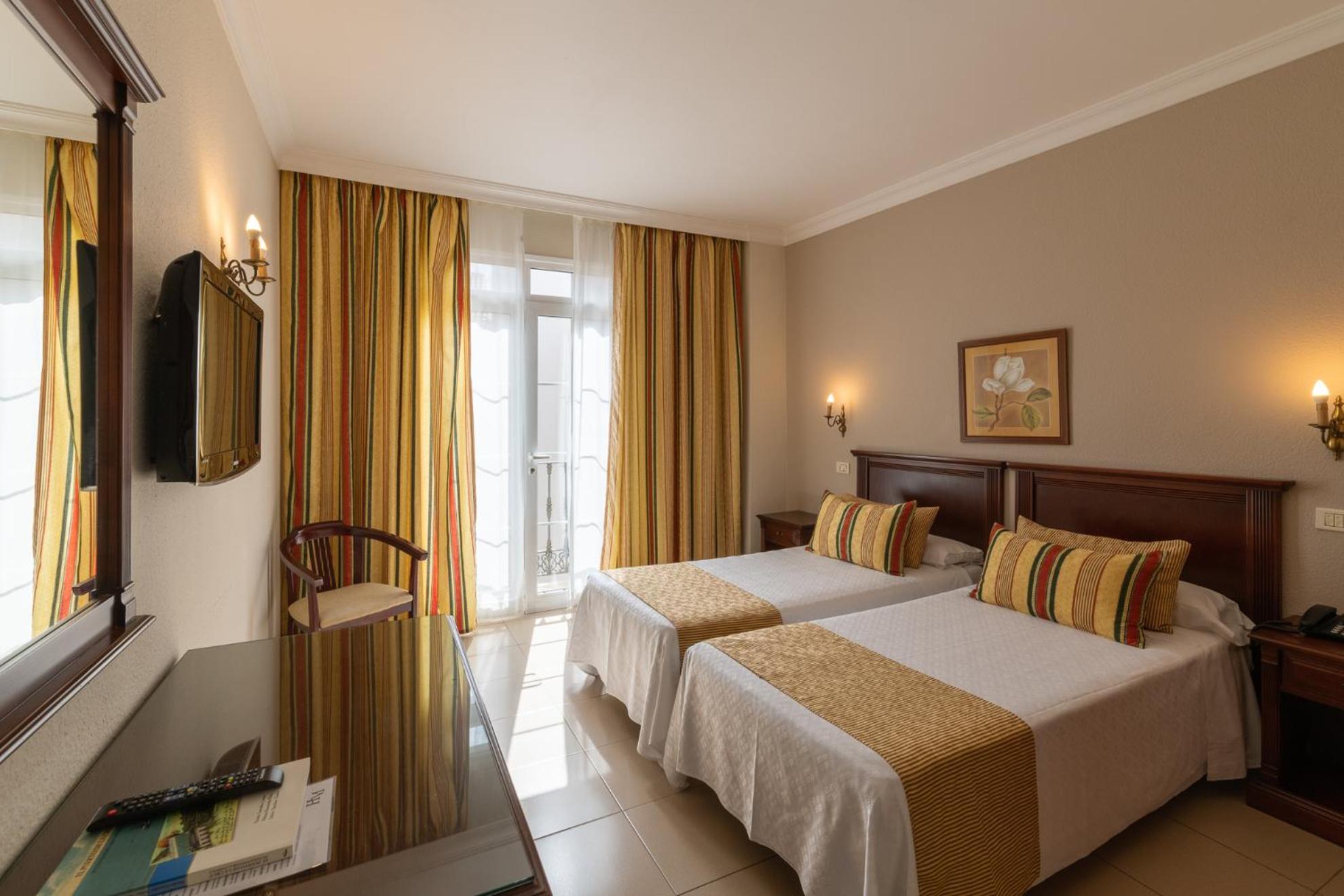 Double Room with Balcony - Photo 3