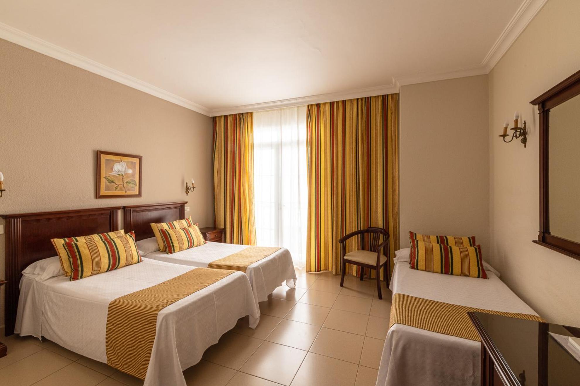 Habitación Triple con Balcón (3 Adultos)