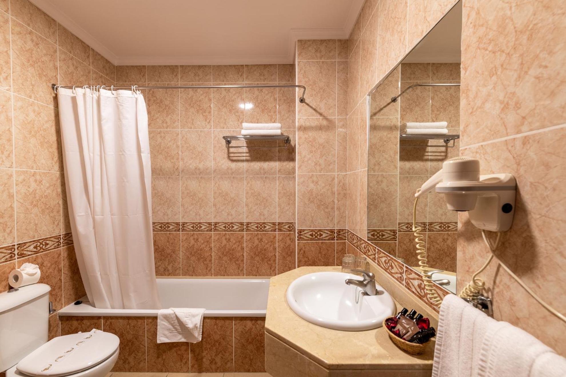 Double or Twin Room - Photo 2