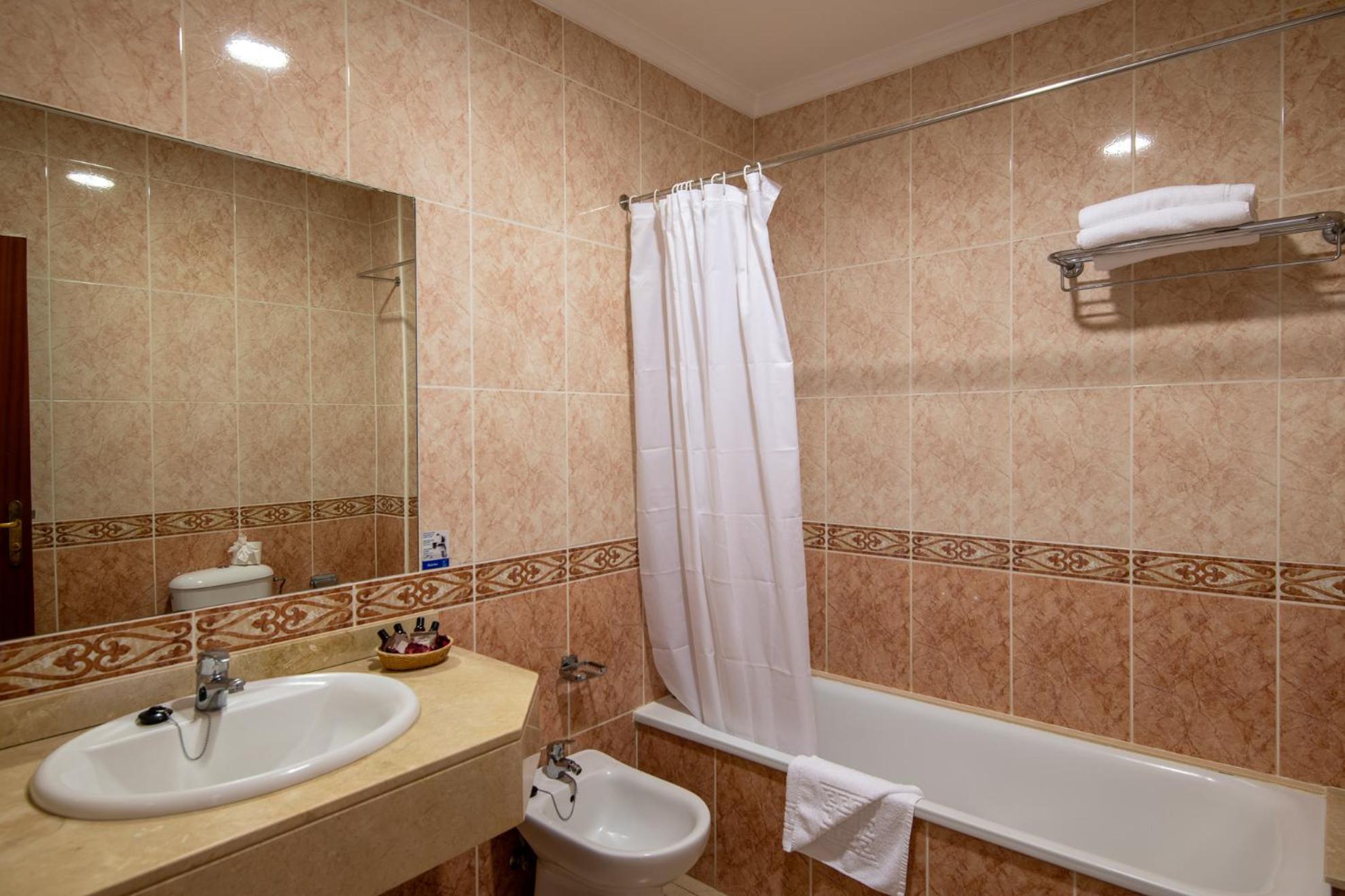 Double Room with Balcony - Photo 5