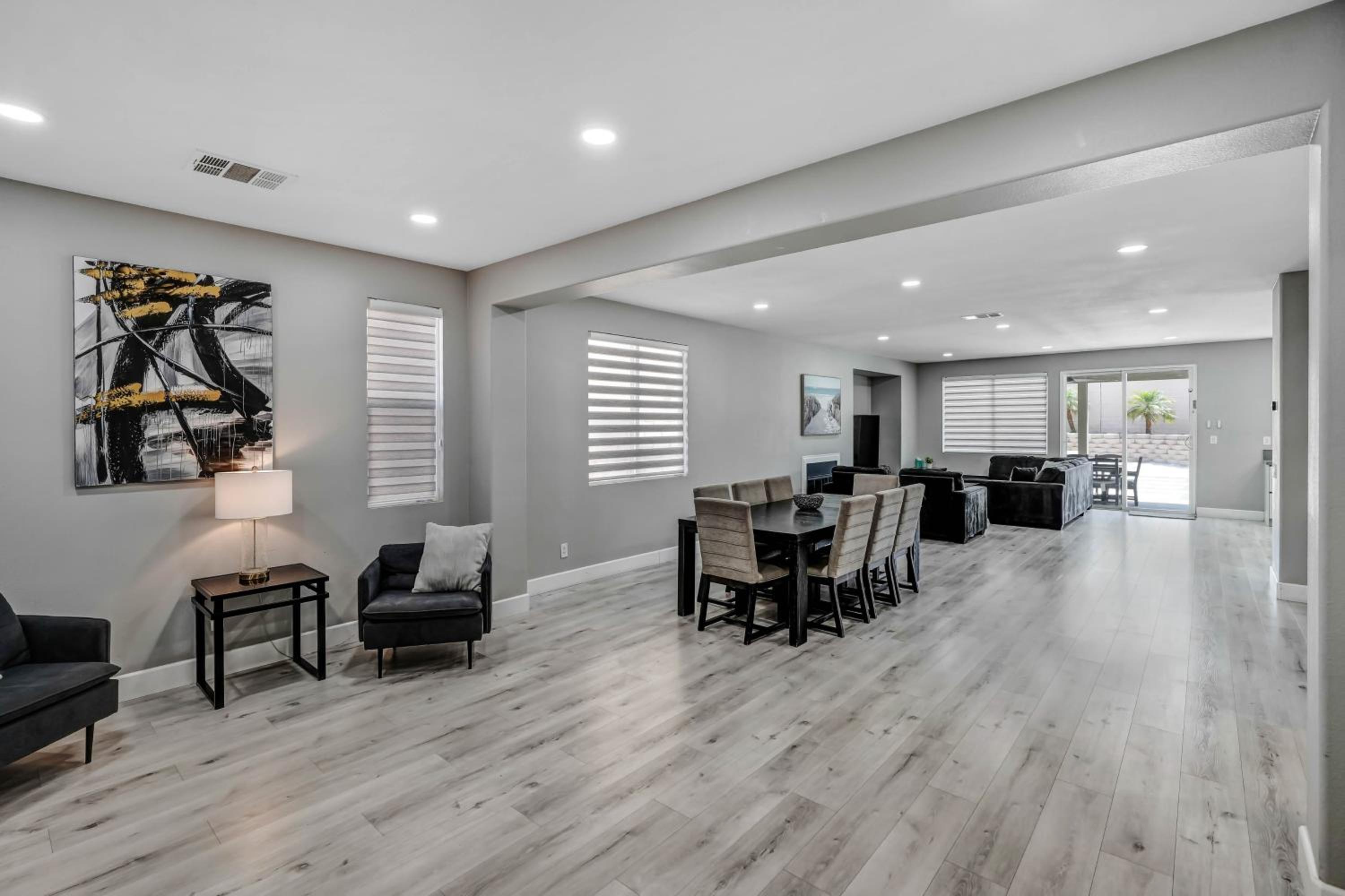 Six-Bedroom House photo 1