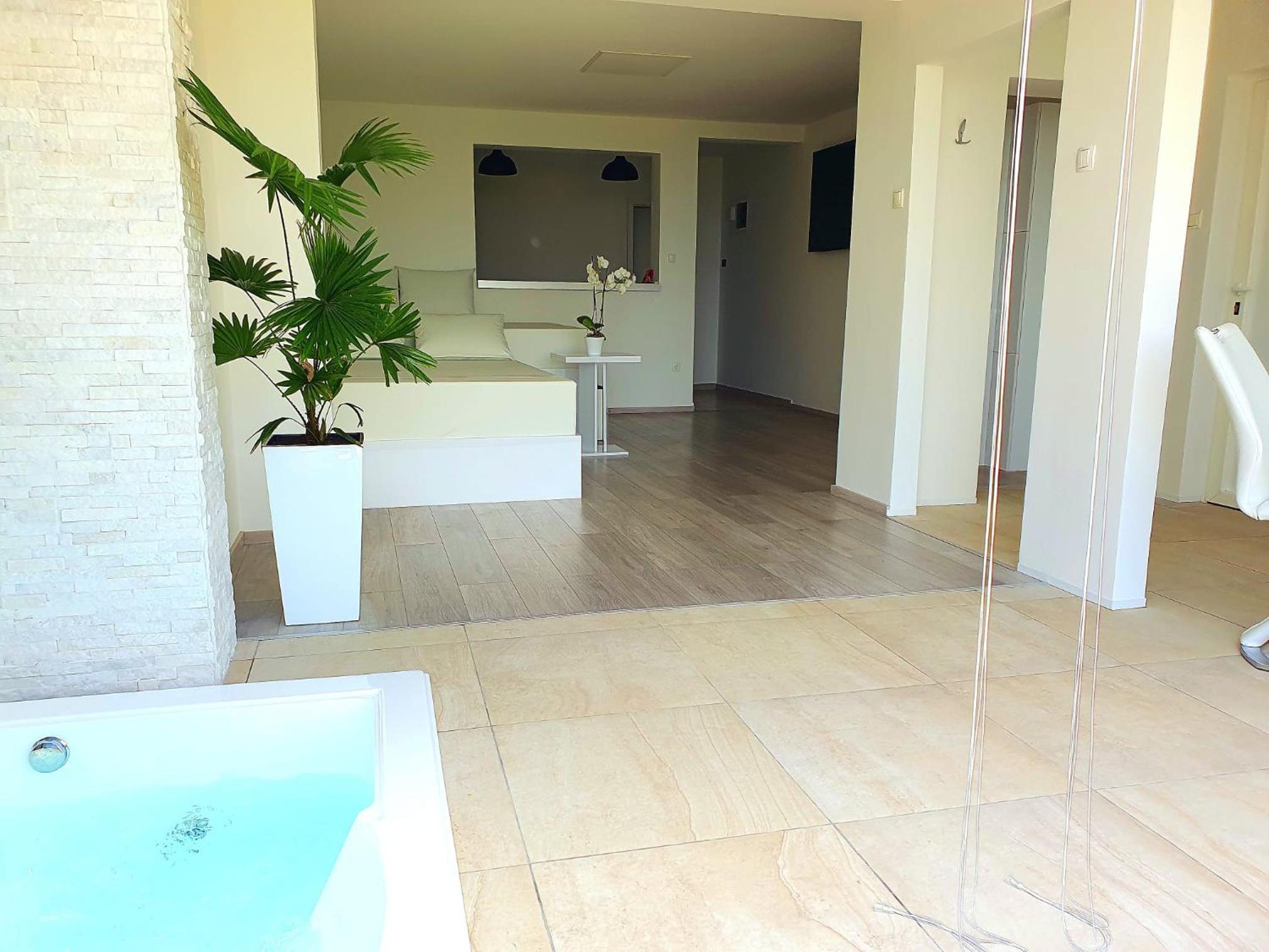 Studio with Spa Bath photo 1