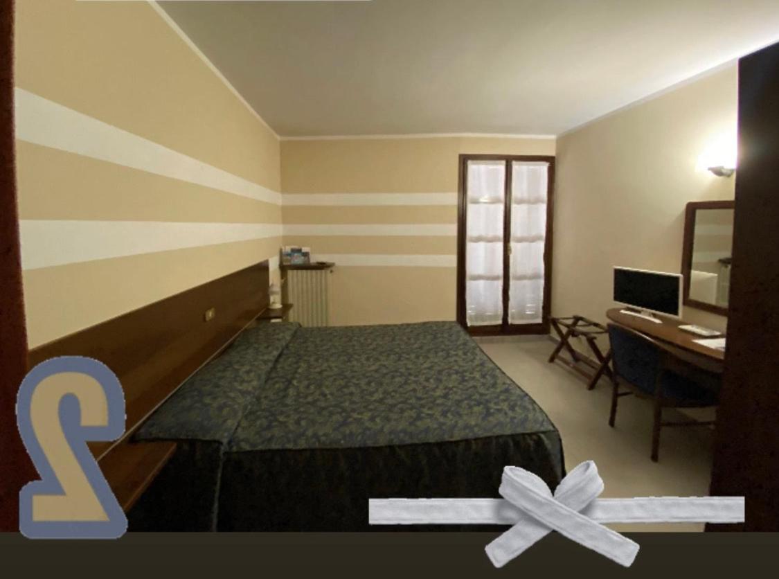 Double or Twin Room with Balcony - Photo 2