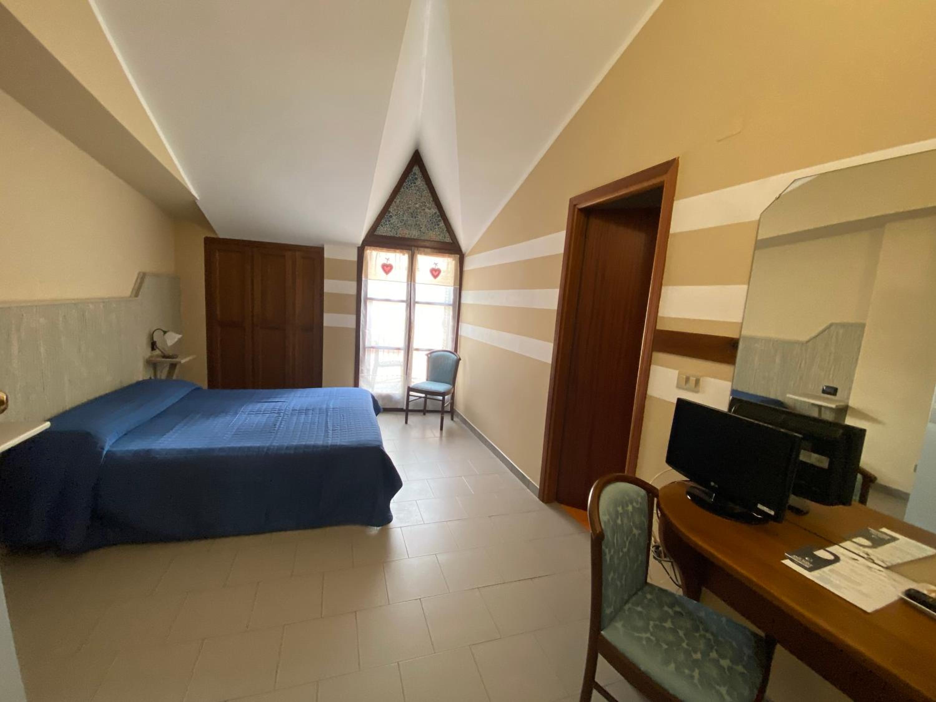 Double or Twin Room with Balcony - Photo 20
