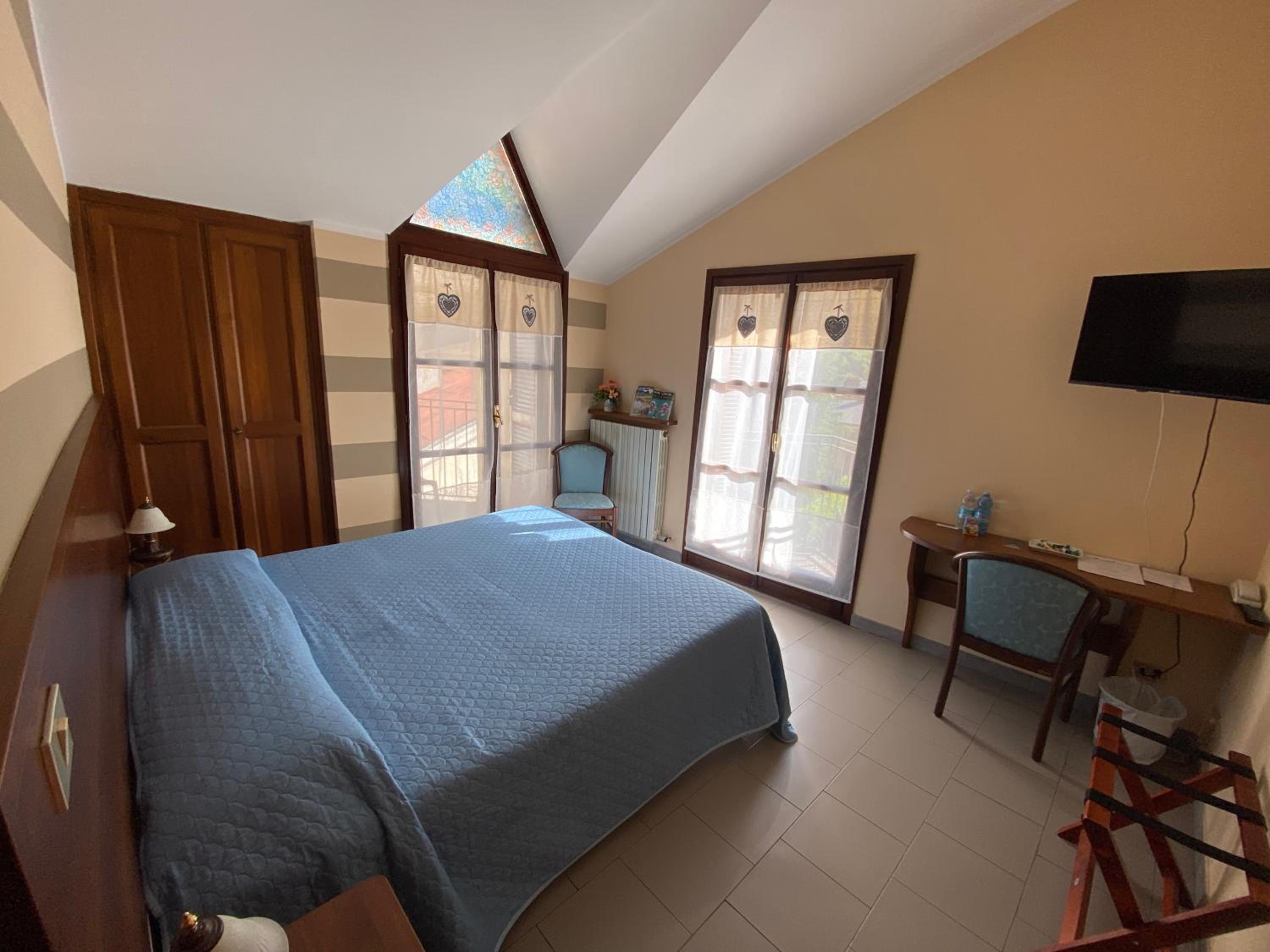 Double or Twin Room with Balcony - Photo 15
