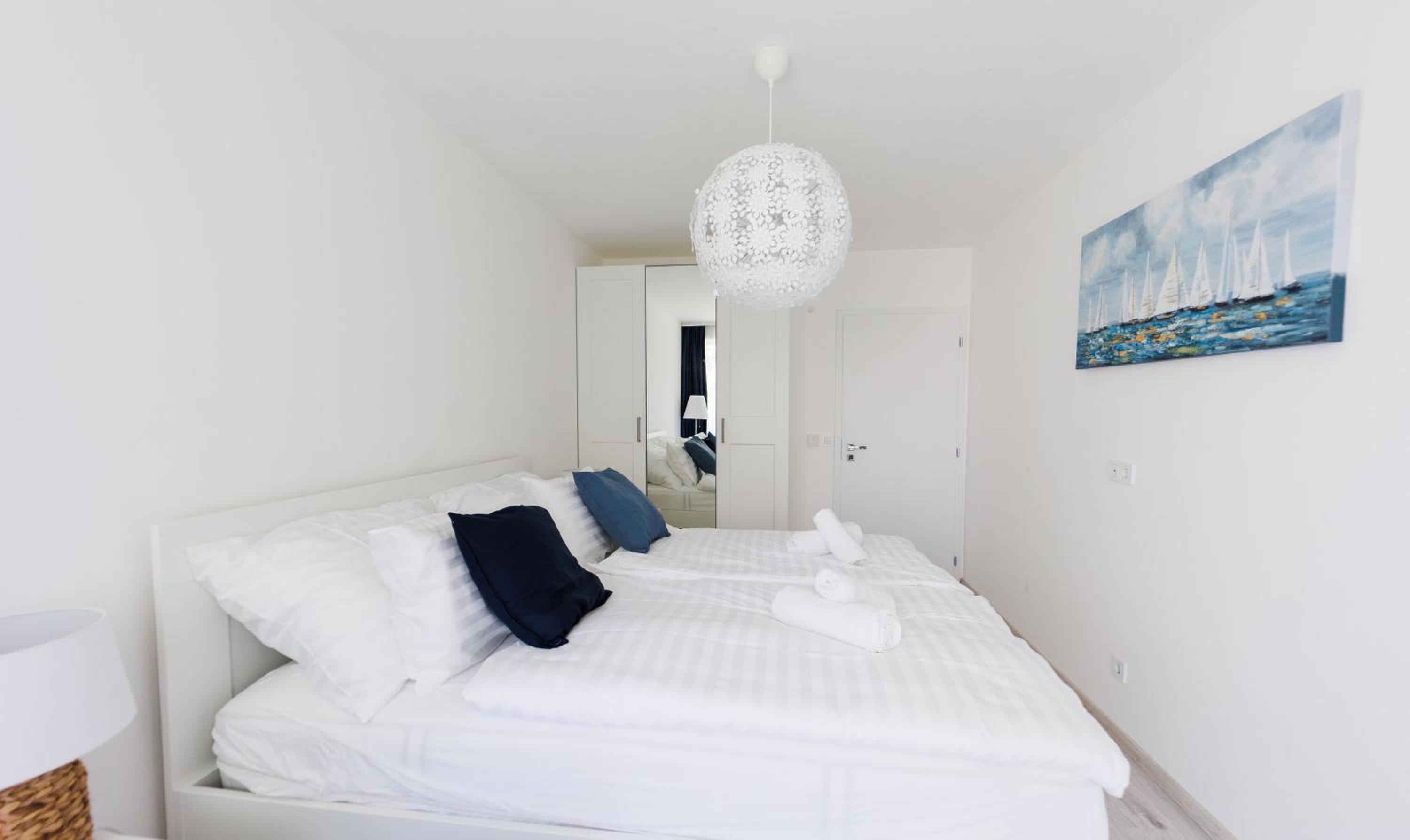 One-Bedroom Apartment photo 1