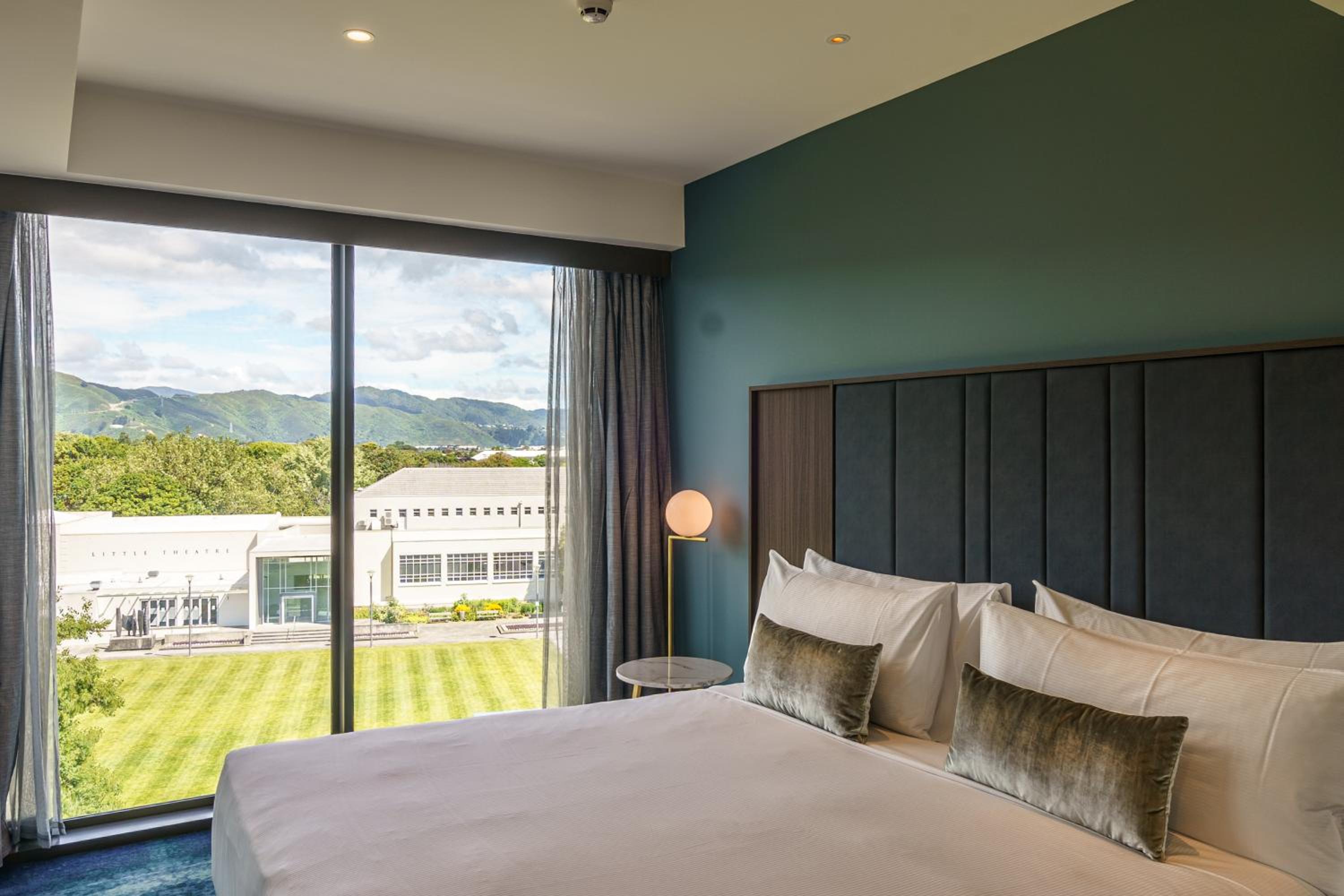 One-Bedroom Deluxe King Suite with Garden View - Photo 3