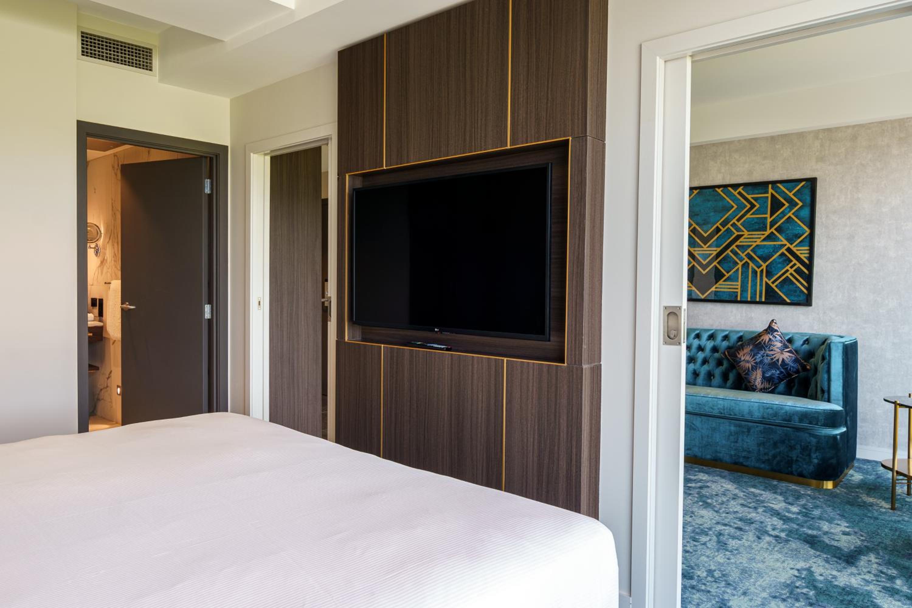 One-Bedroom Deluxe King Suite with River View - Photo 3