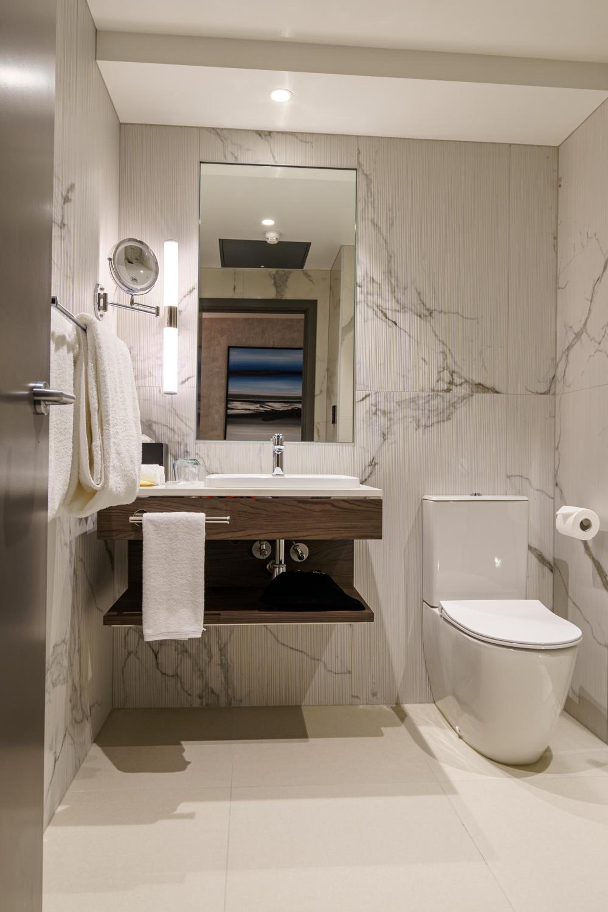 One-Bedroom Deluxe King Suite with River View - Photo 7