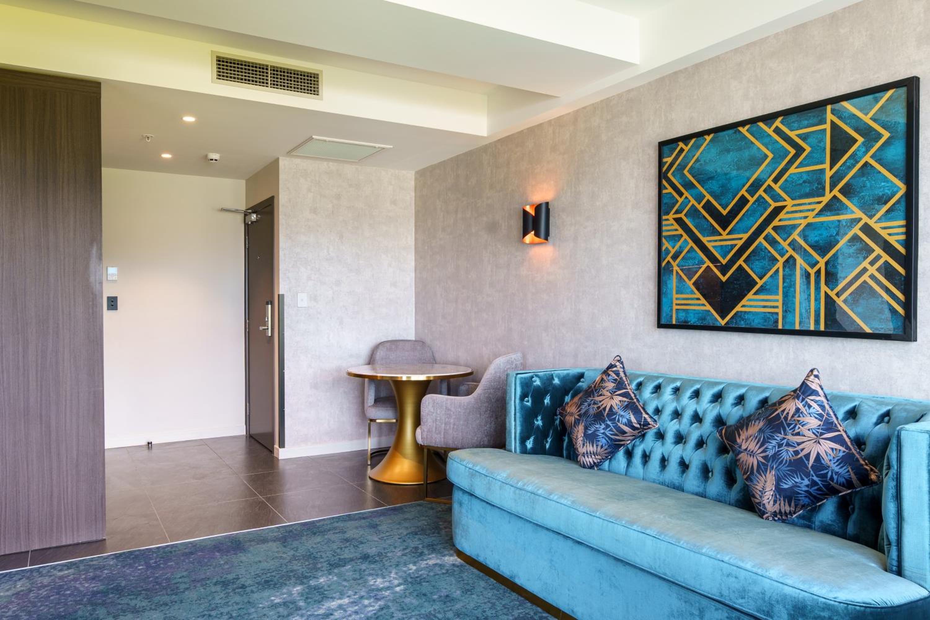 One-Bedroom Deluxe King Suite with River View - Photo 5
