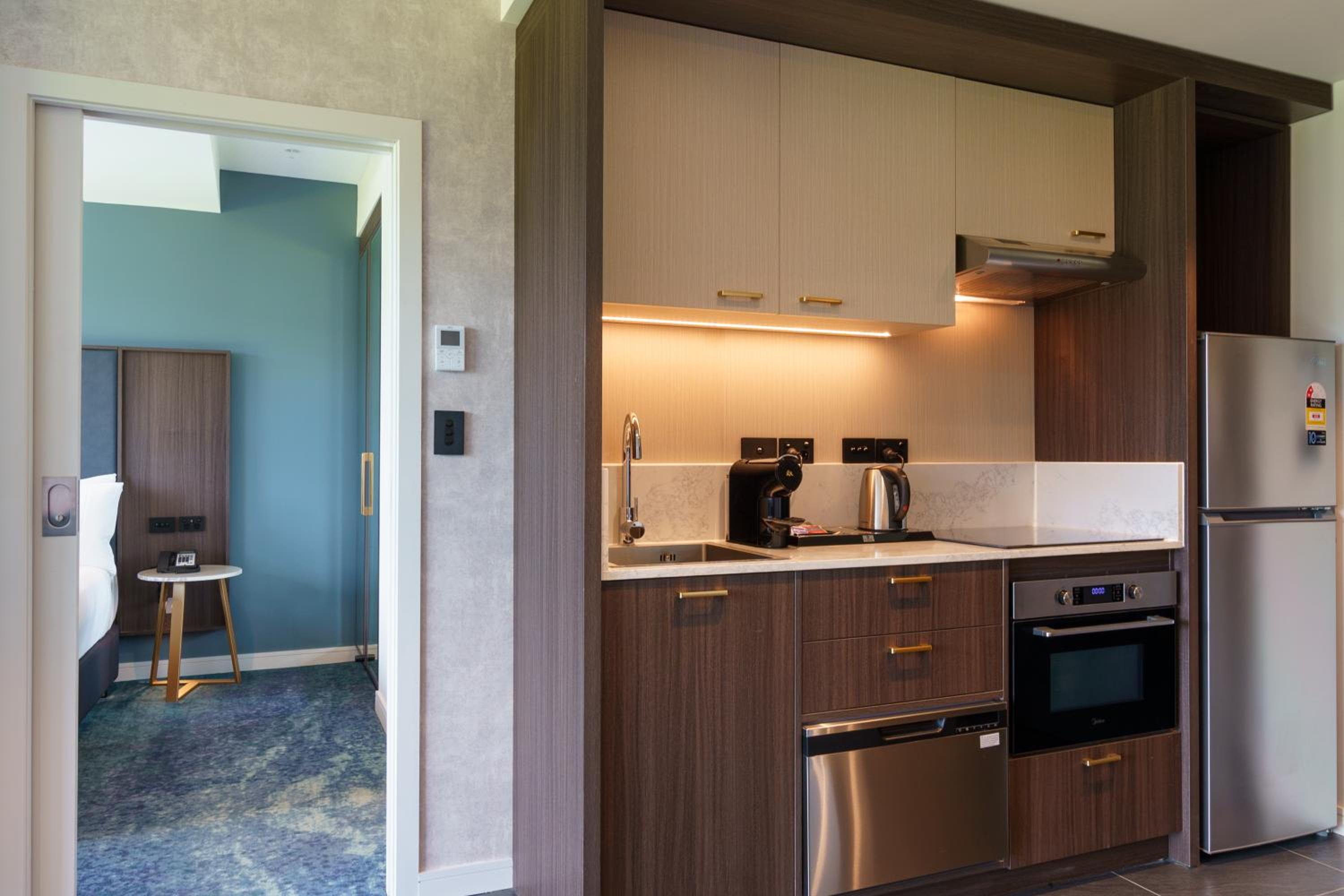 One-Bedroom Deluxe King Suite with River View - Photo 6