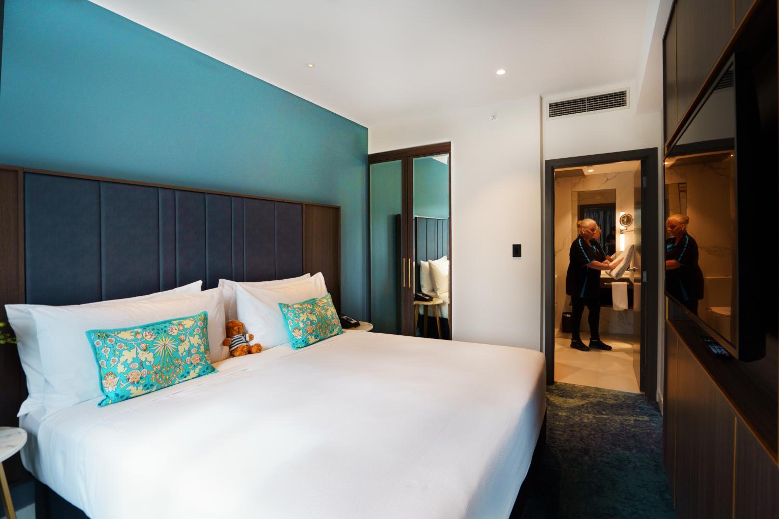 One-Bedroom Deluxe King Suite with River View - Photo 2