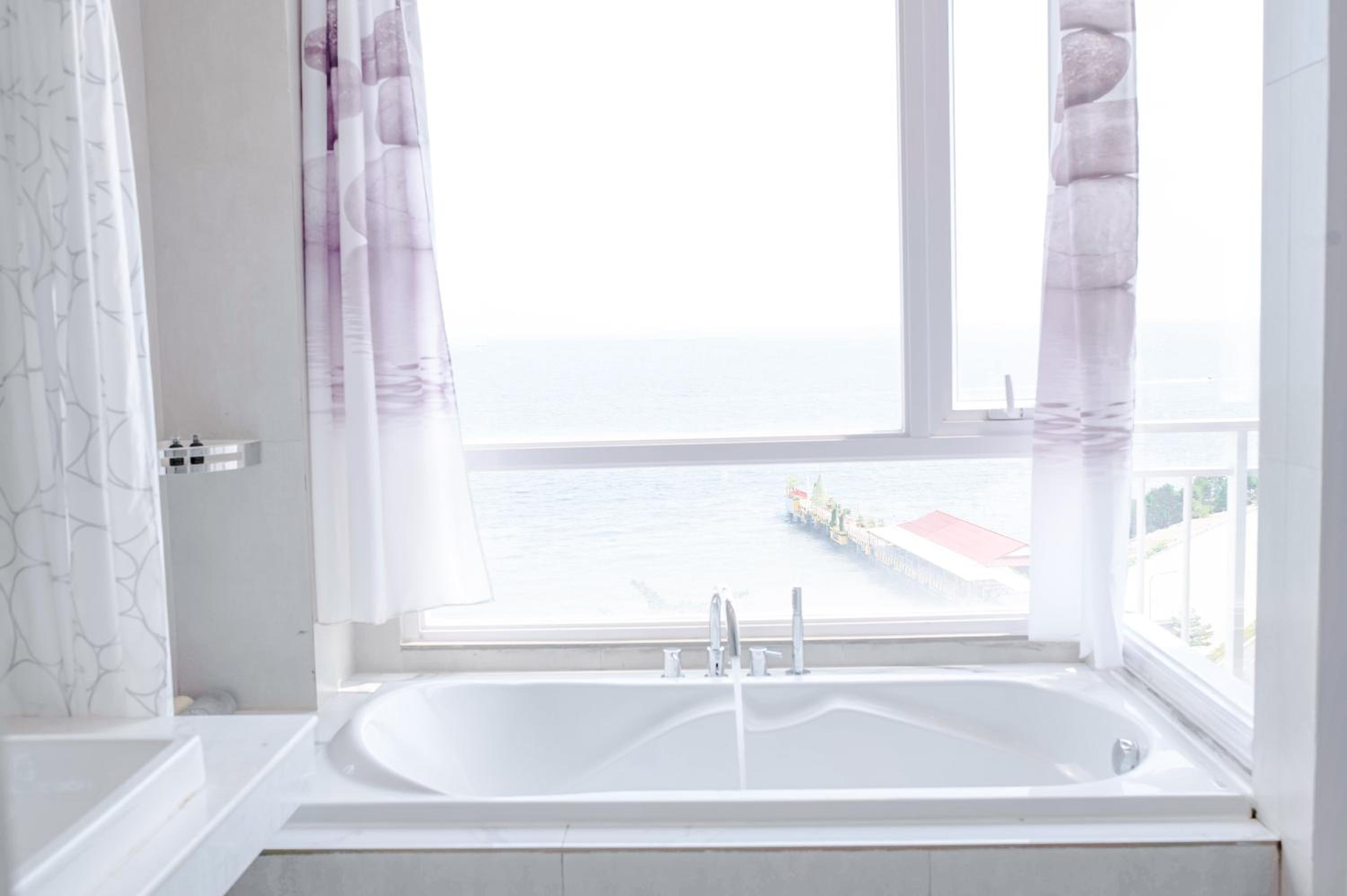 Twin Room with Bath photo 2