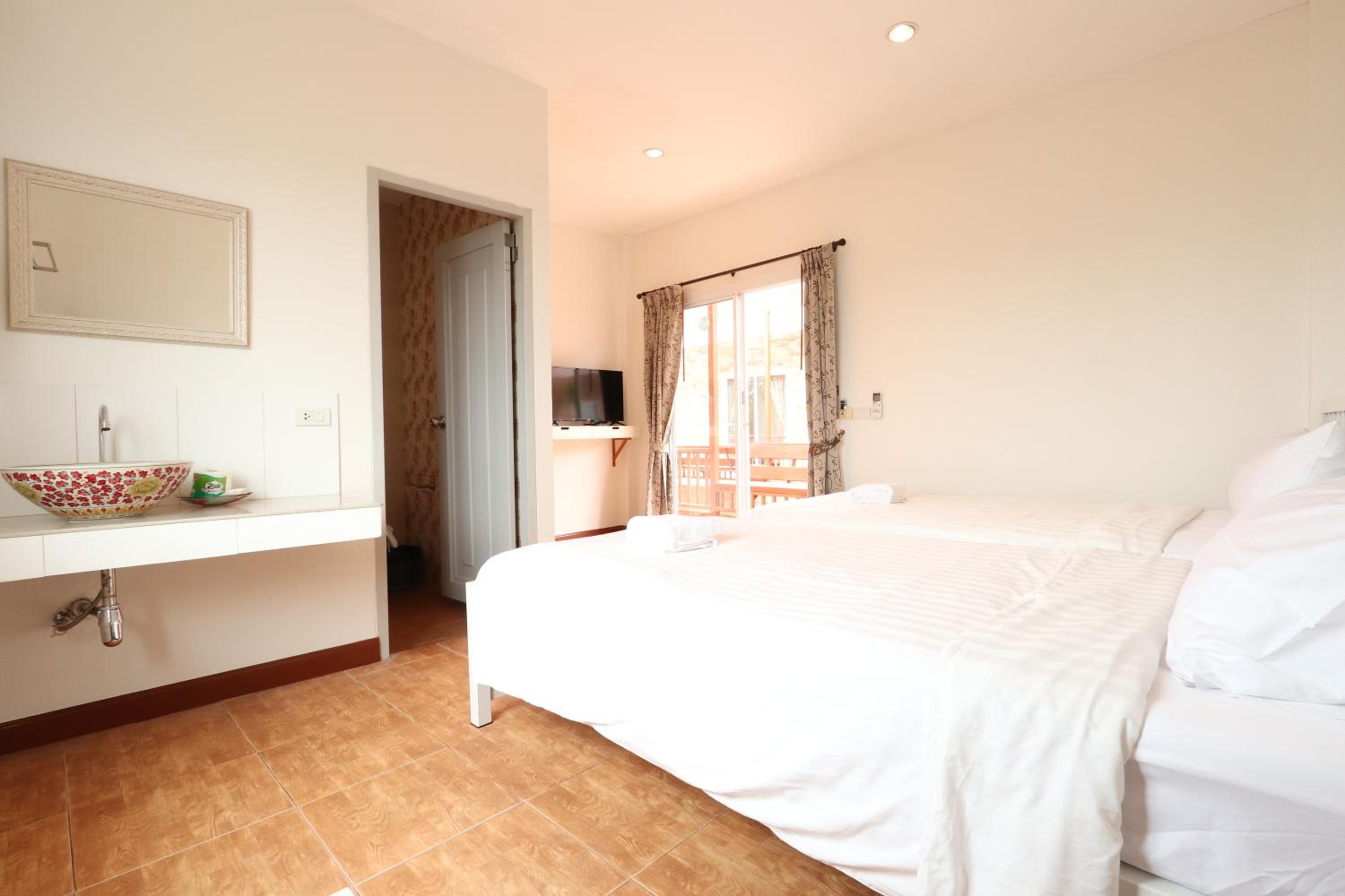 Twin Room with Balcony - Photo 3