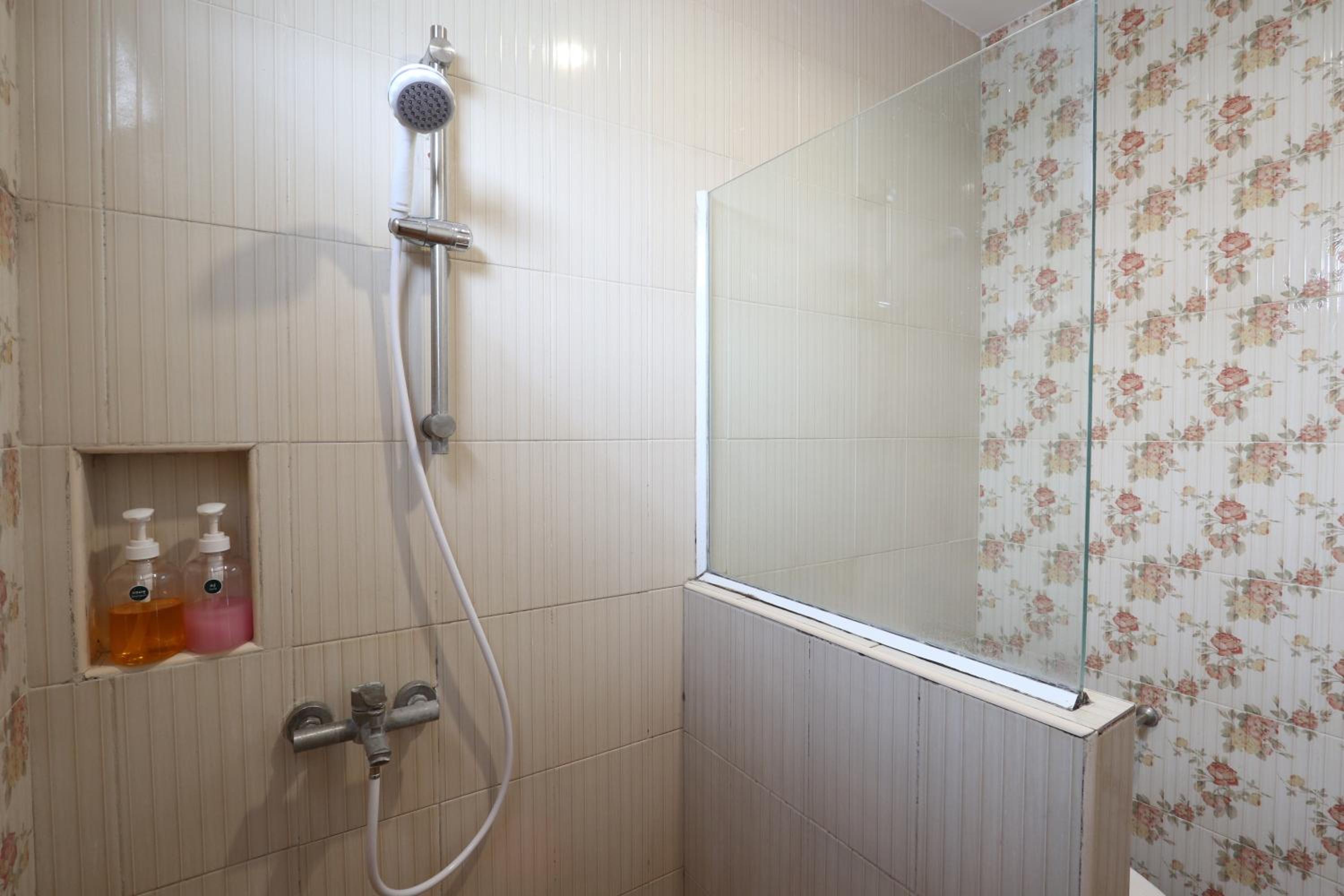 Twin Room with Balcony - Photo 6