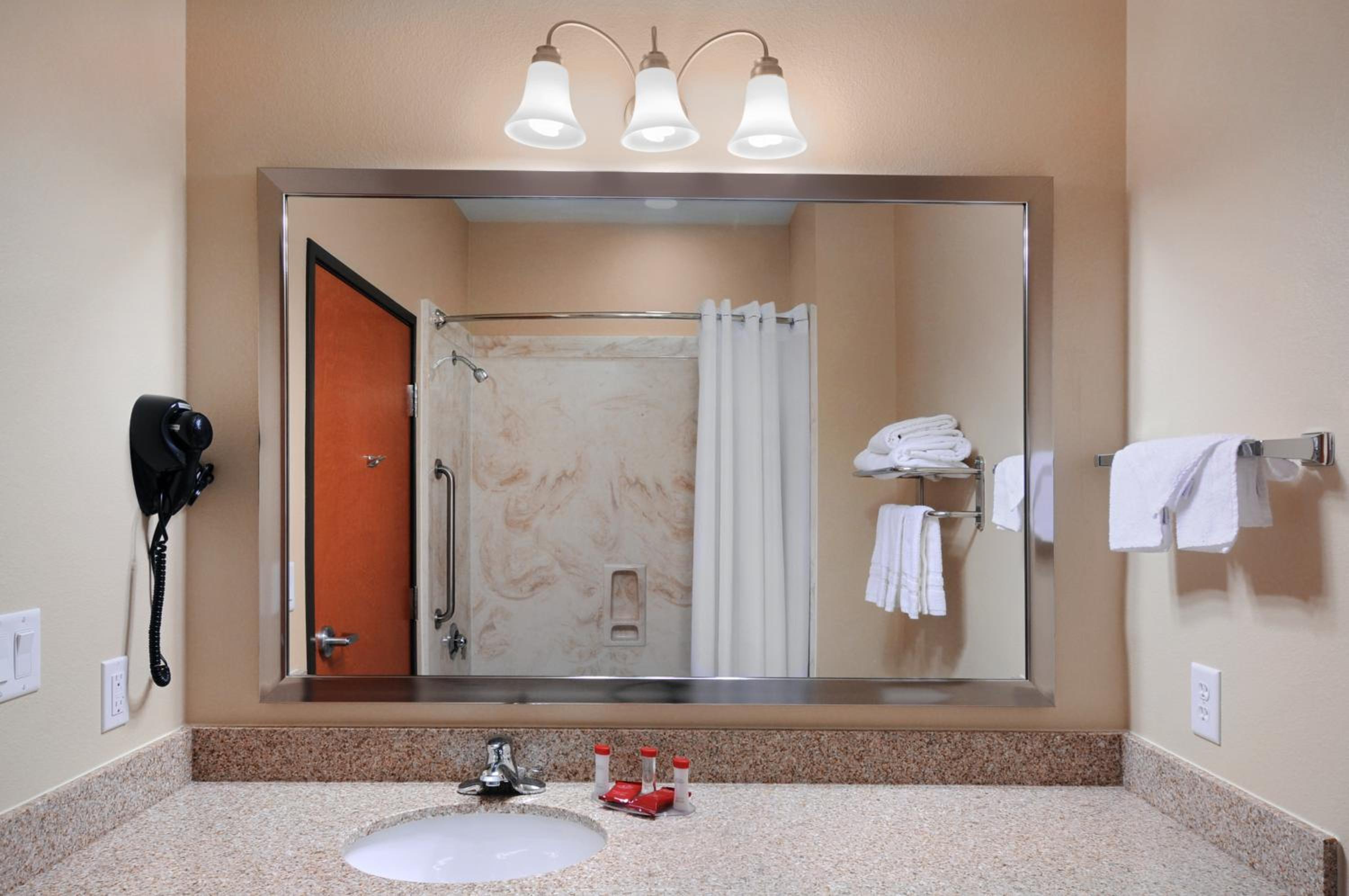 King Suite with Jetted Tub - Non-Smoking - Photo 4