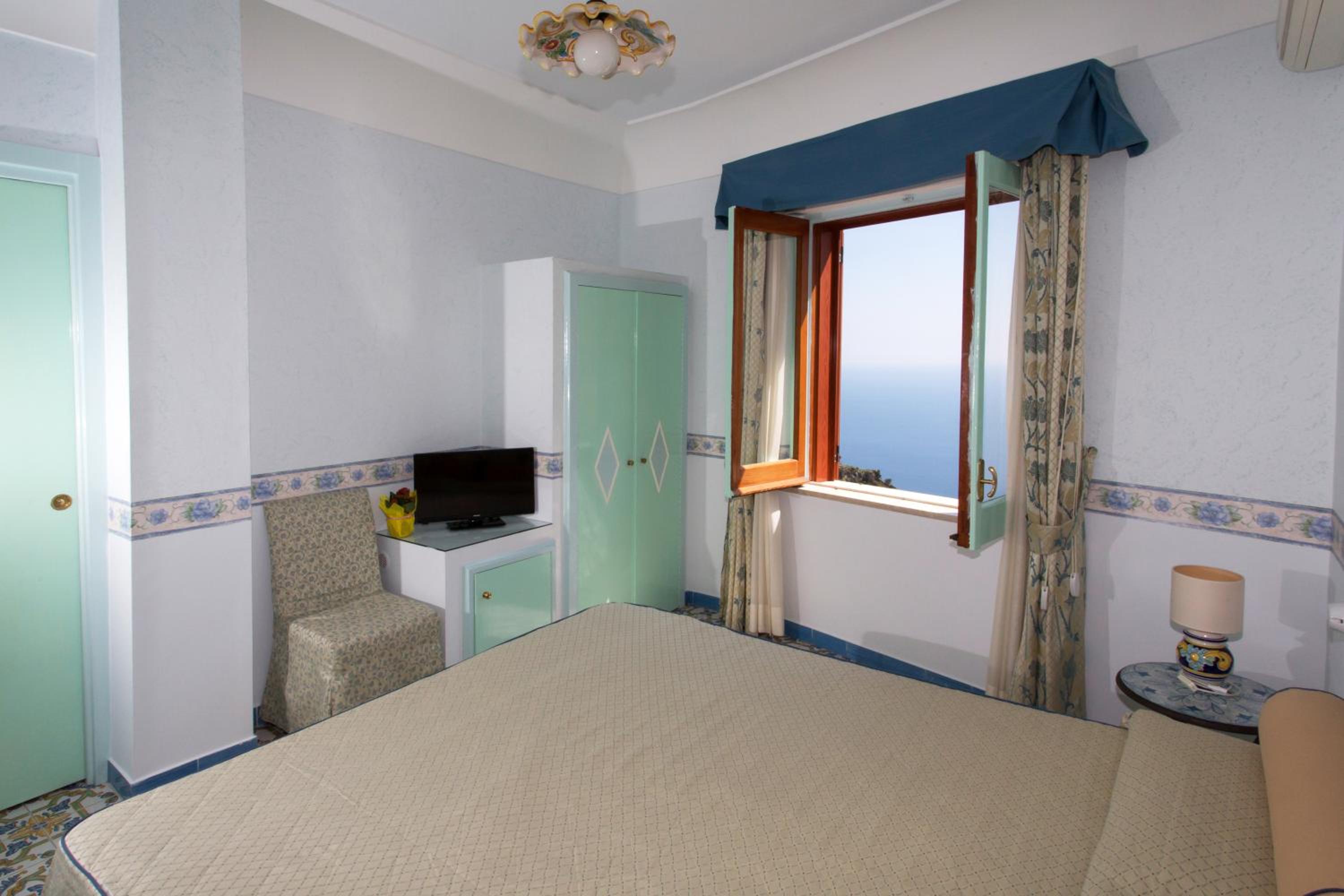 Basic Triple Room with Sea View photo 2