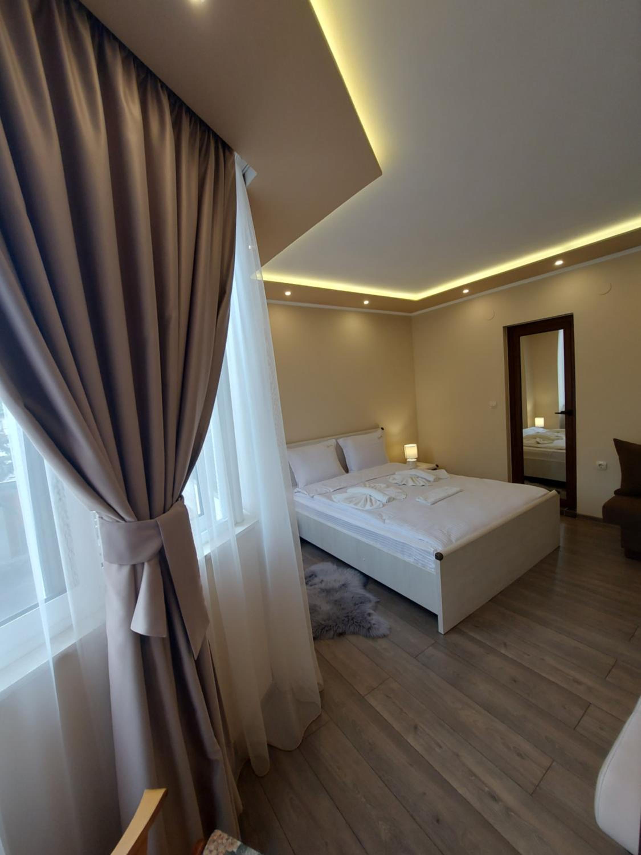 Queen Room photo 2