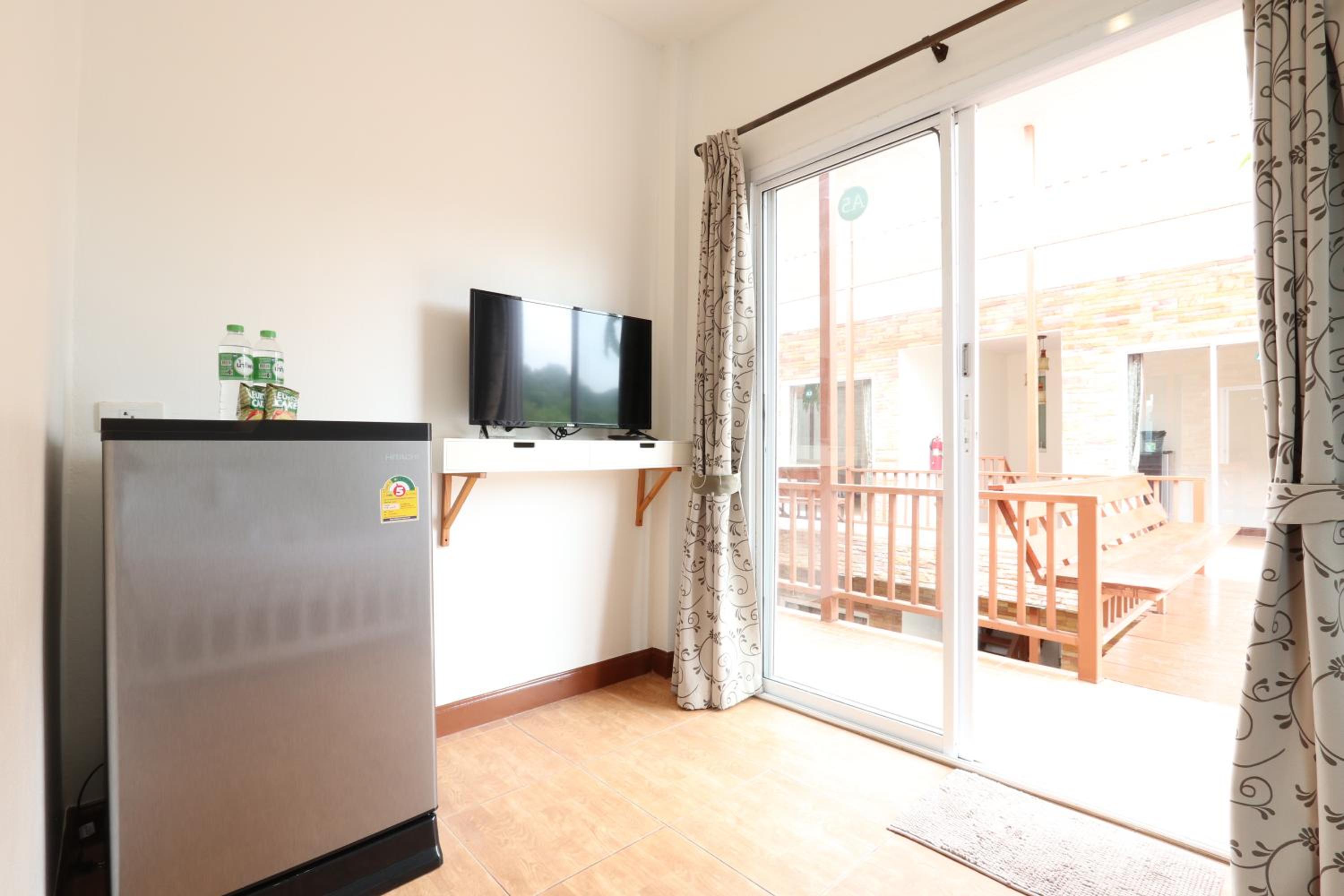 King Room with Balcony - Photo 4