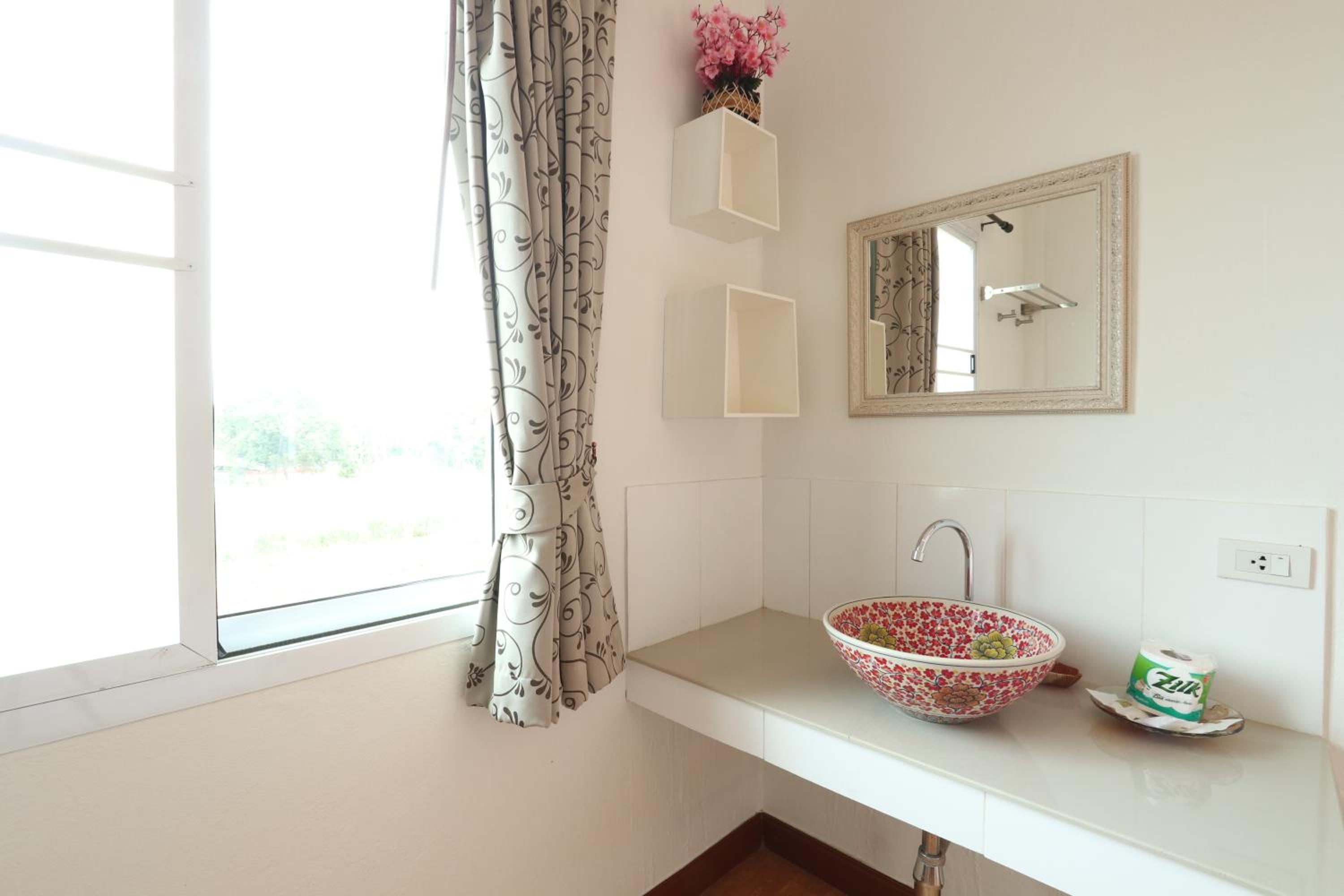 King Room with Balcony - Photo 6