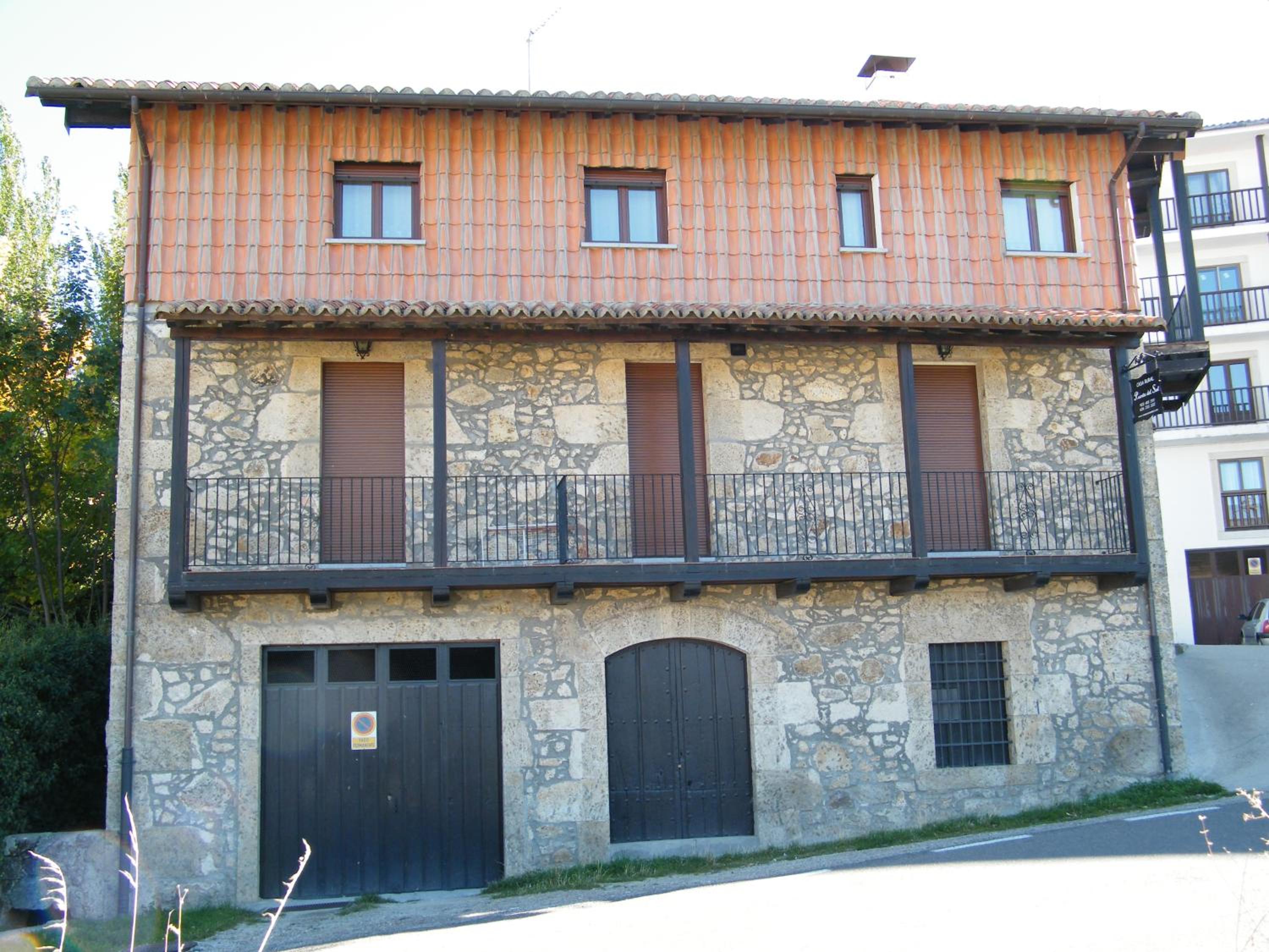 Three-Bedroom House photo 3