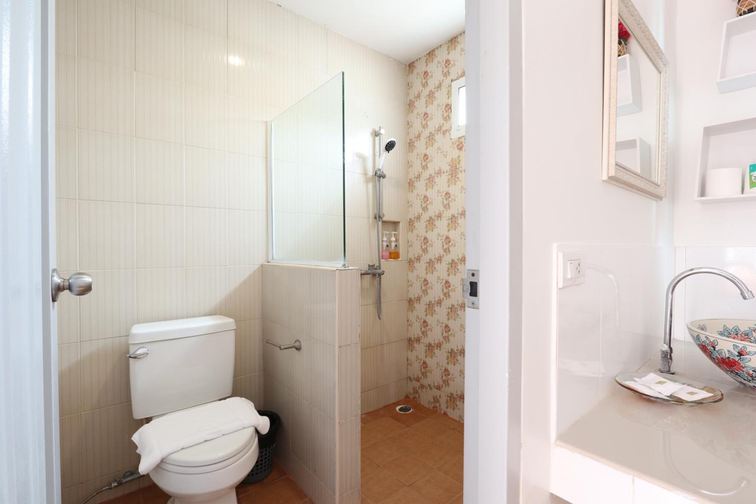Queen Room with Balcony - Photo 6