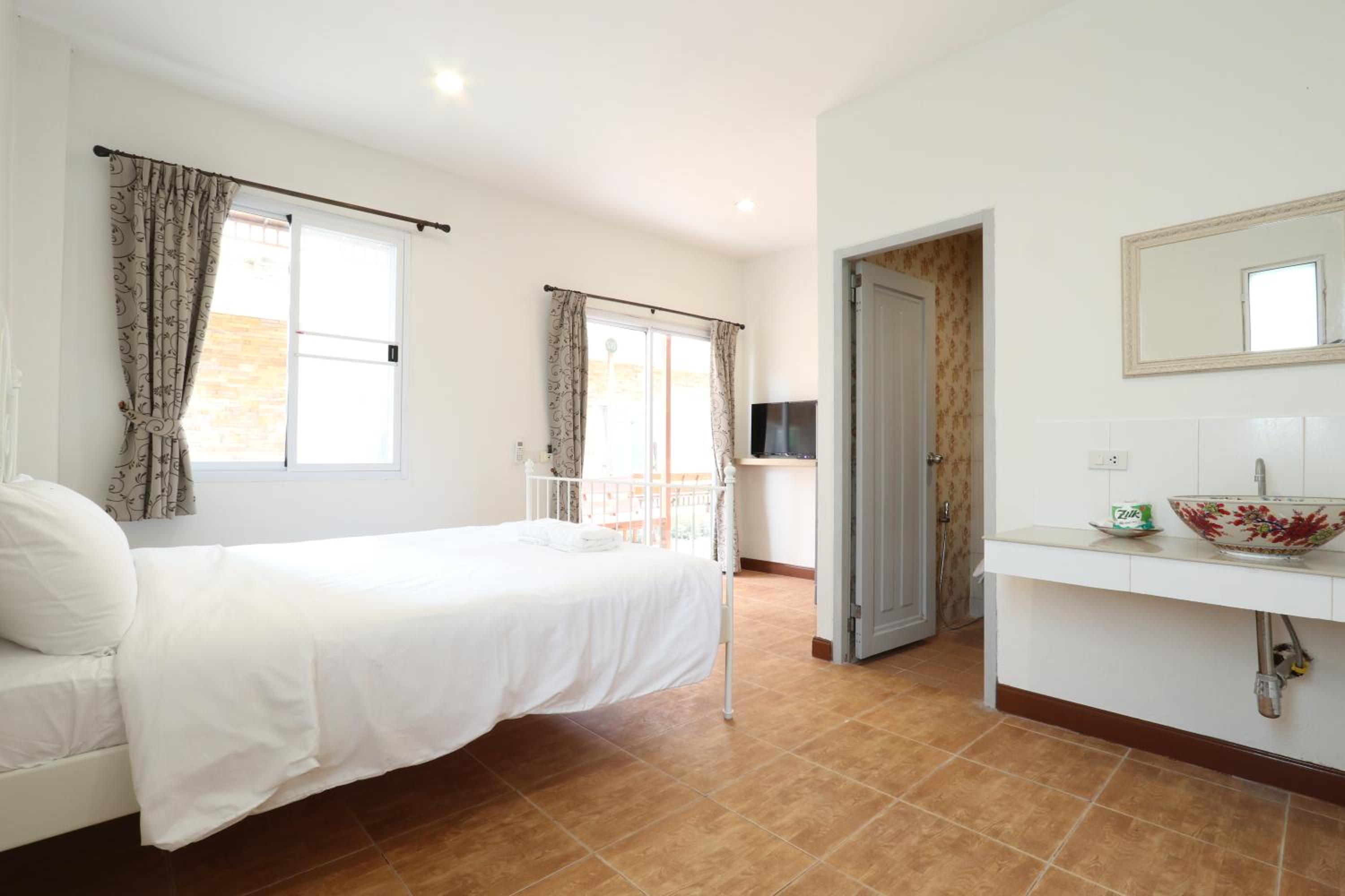 Queen Room with Balcony - Photo 5