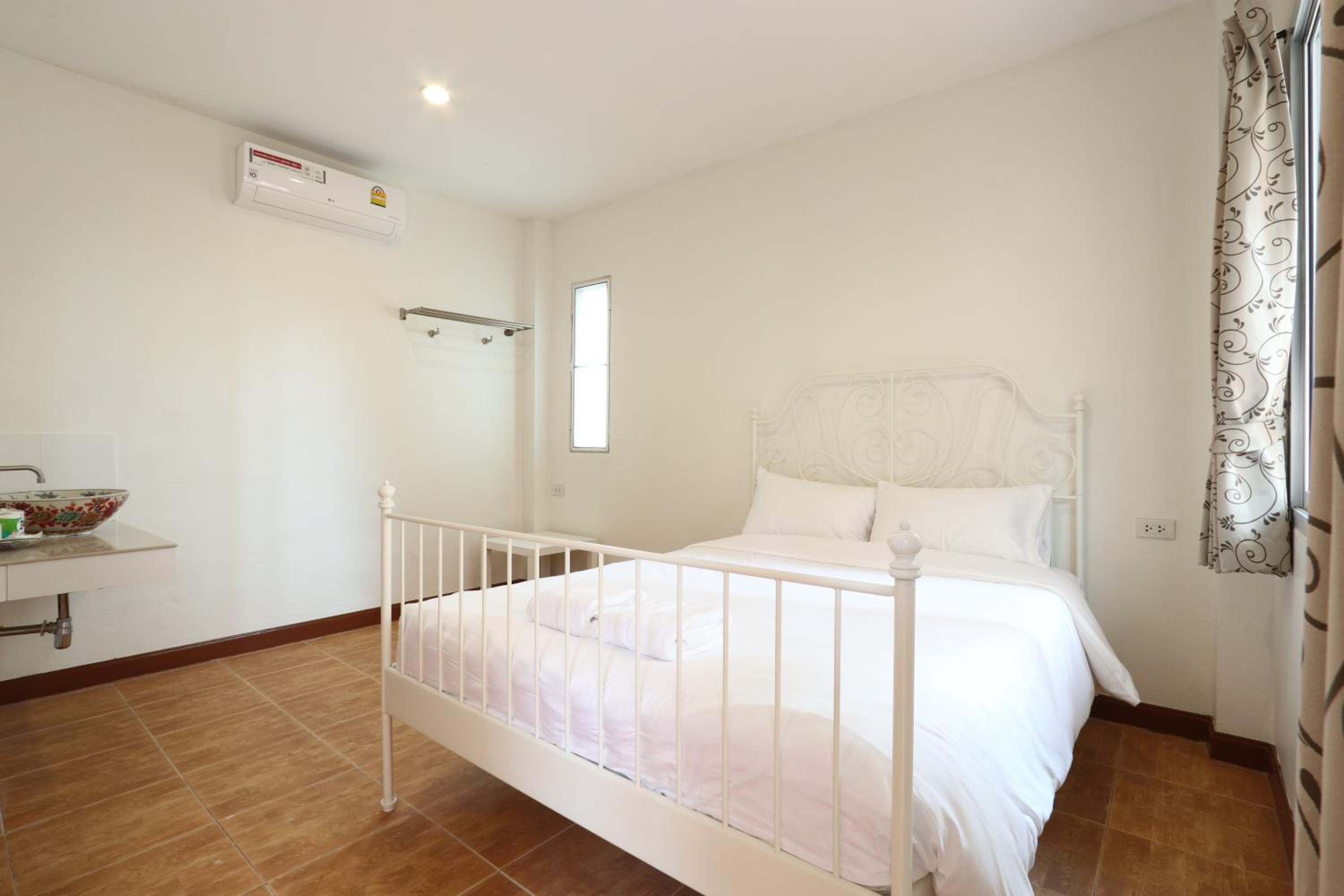 Queen Room with Balcony - Photo 2