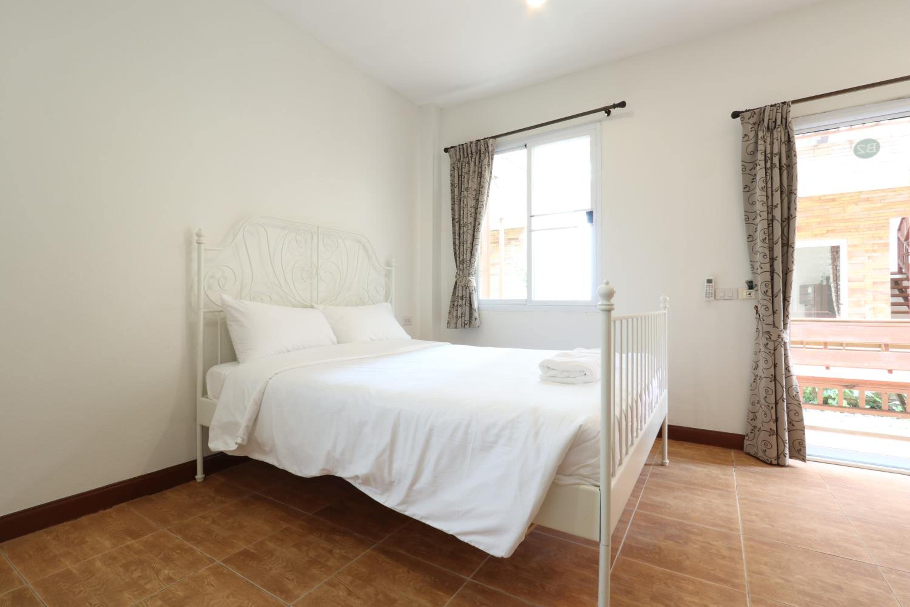 Queen Room with Balcony - Photo 3