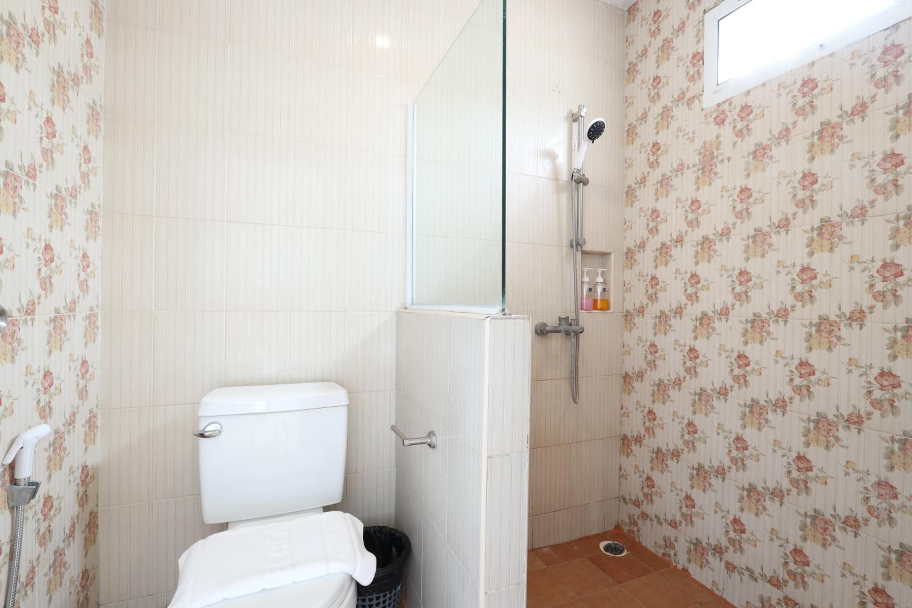 Queen Room with Balcony - Photo 7