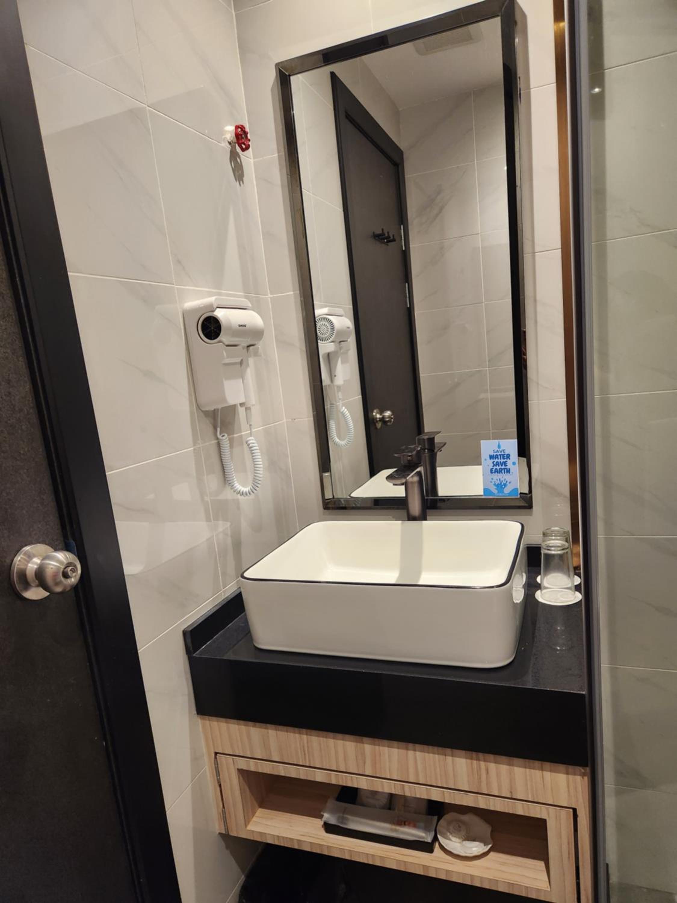 Standard Twin Room - Photo 4