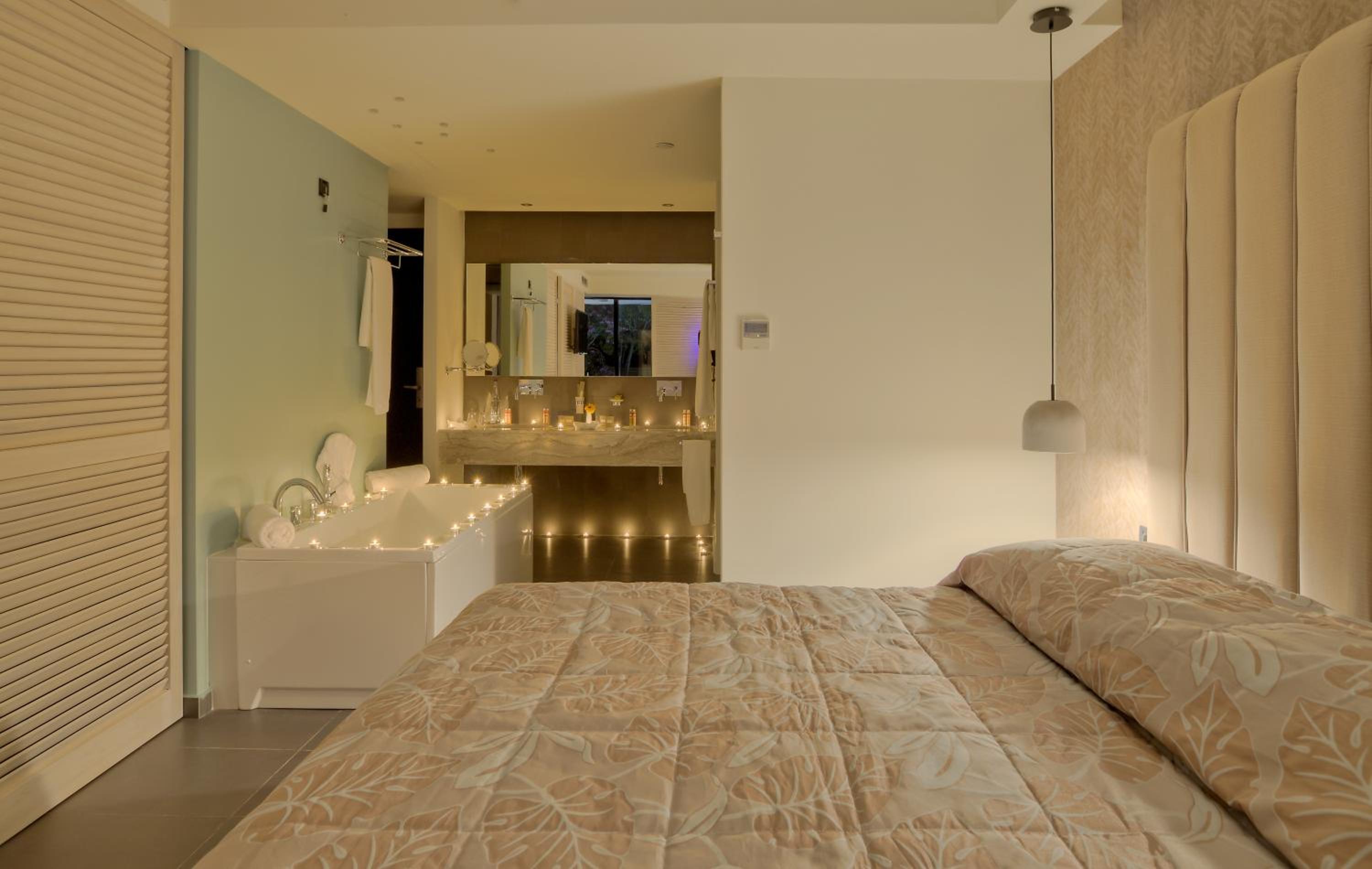 Executive Suite With Private Pool ( 2 Adults + 1 Child )