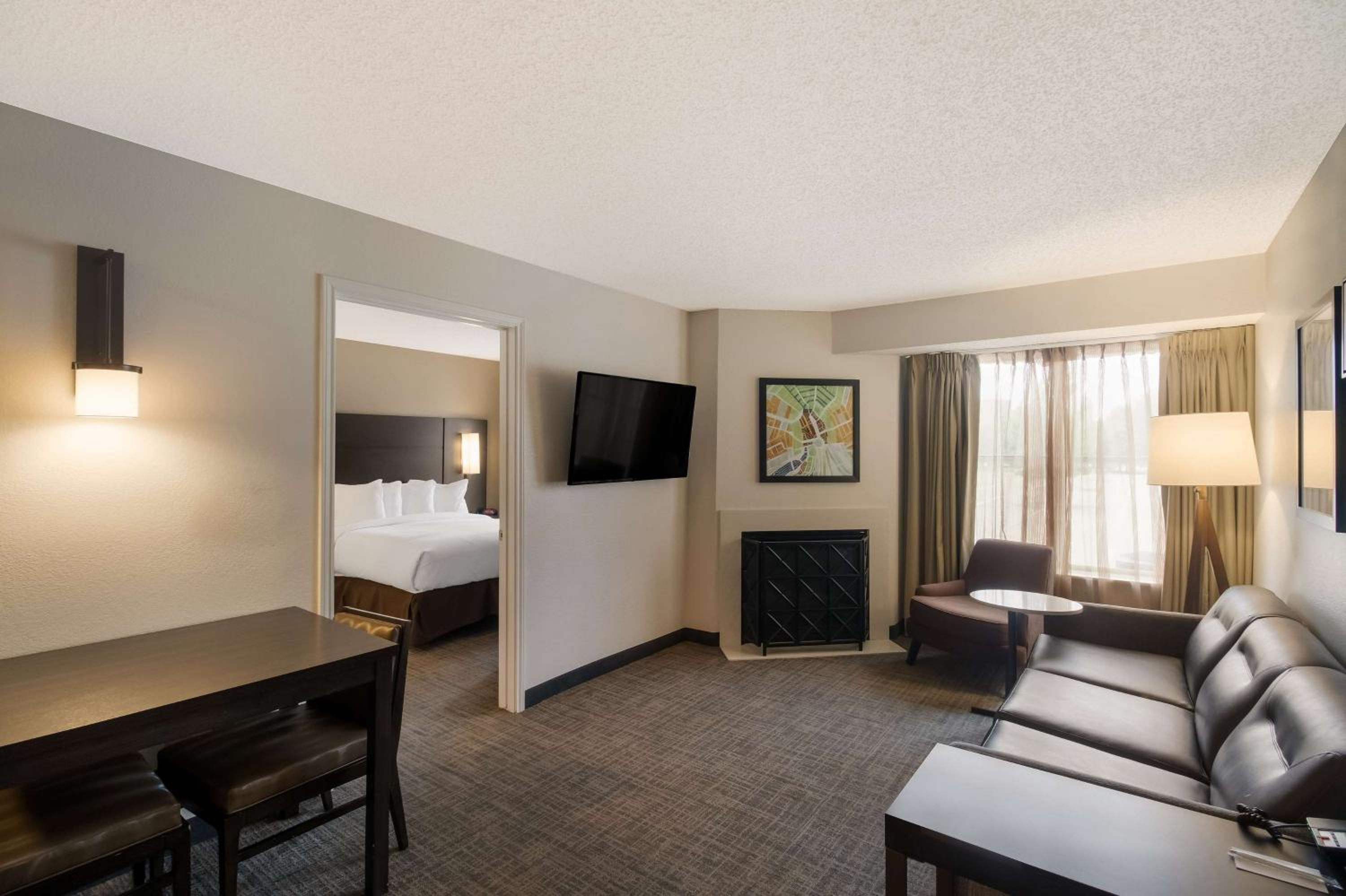 One-Bedroom Suite - Photo 2