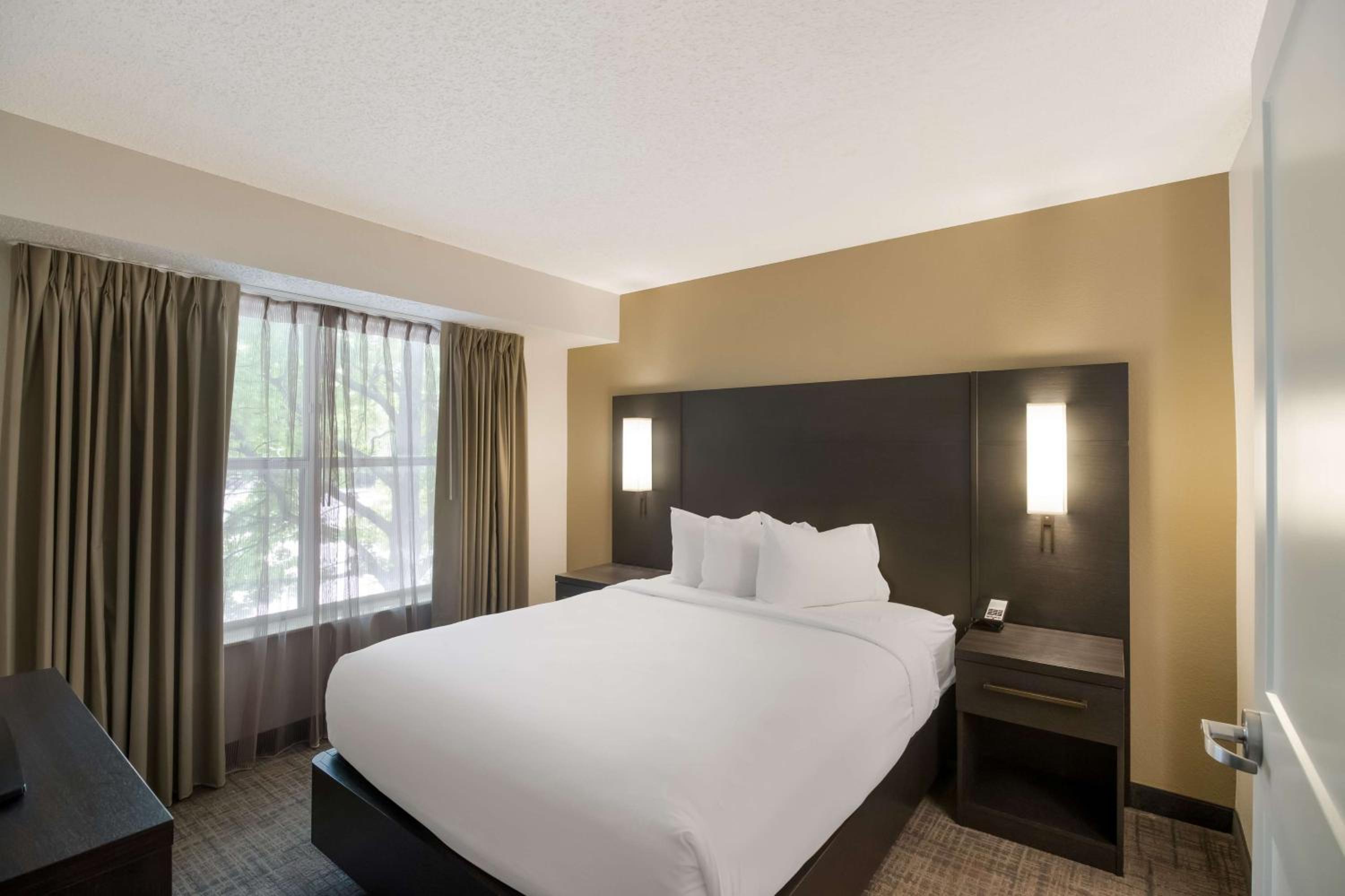 One-Bedroom Suite - Photo 12