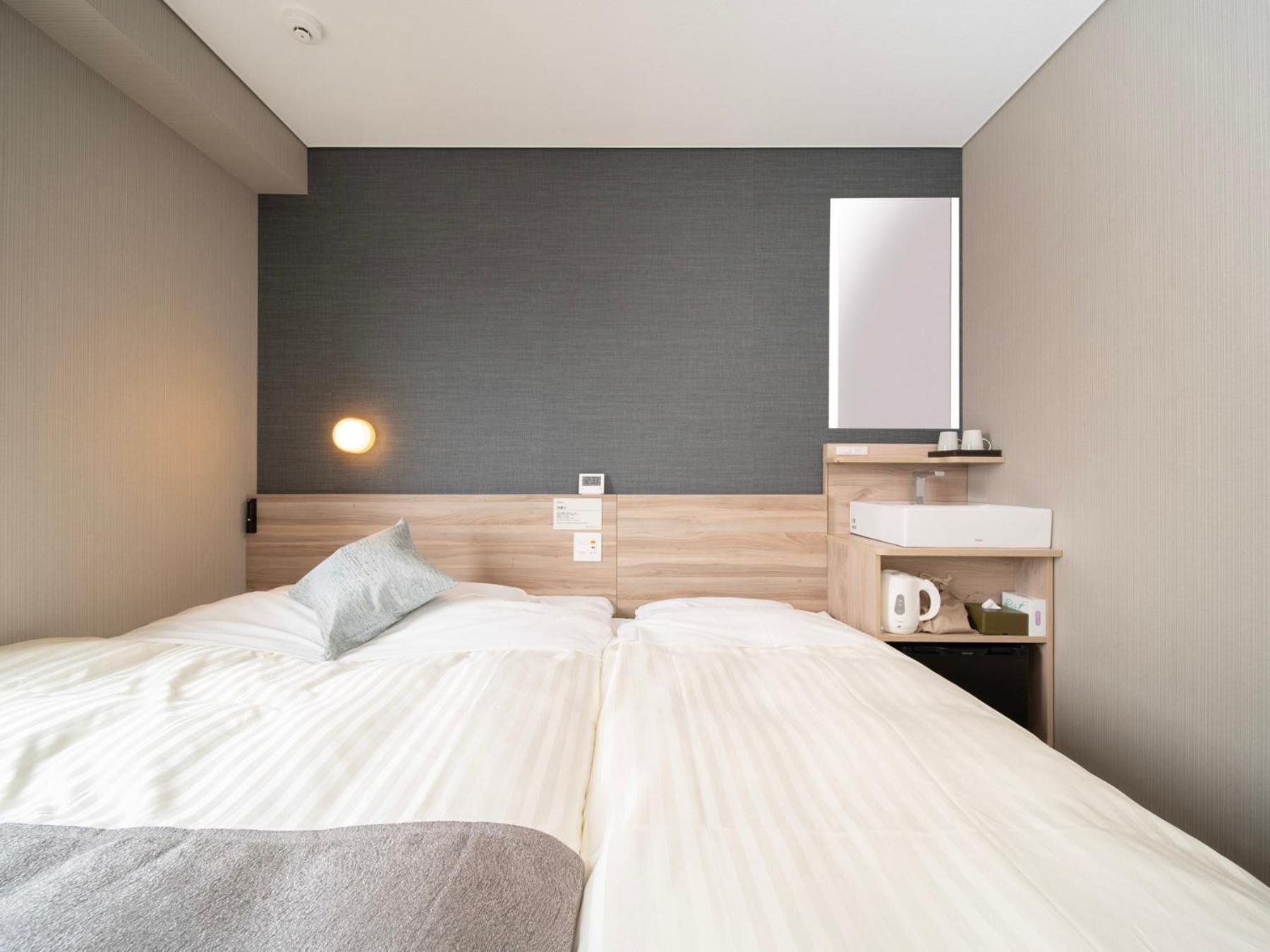 Compact Twin Room - Non-Smoking photo 1