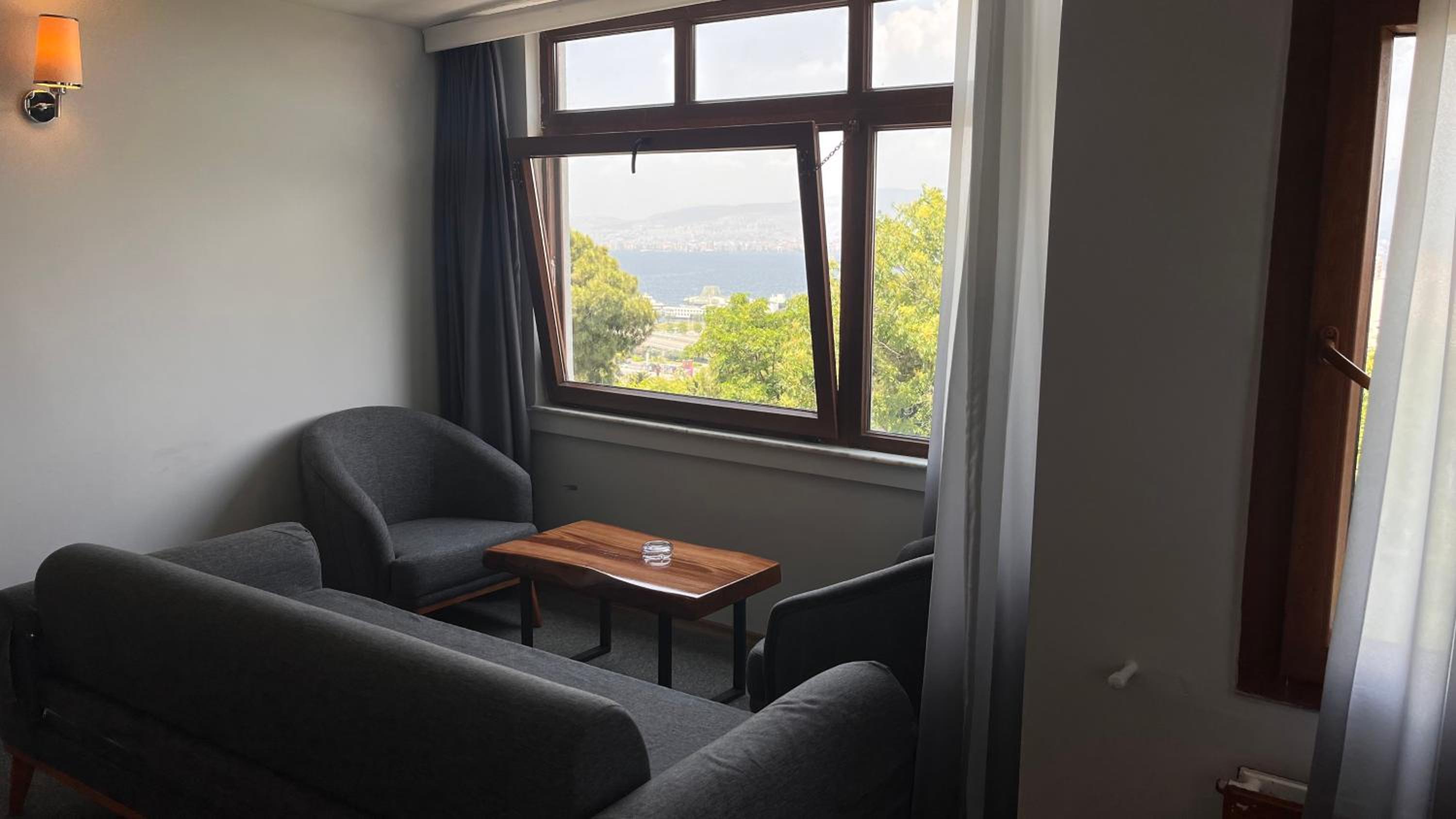 Deluxe Double Room with Sea View - Photo 4