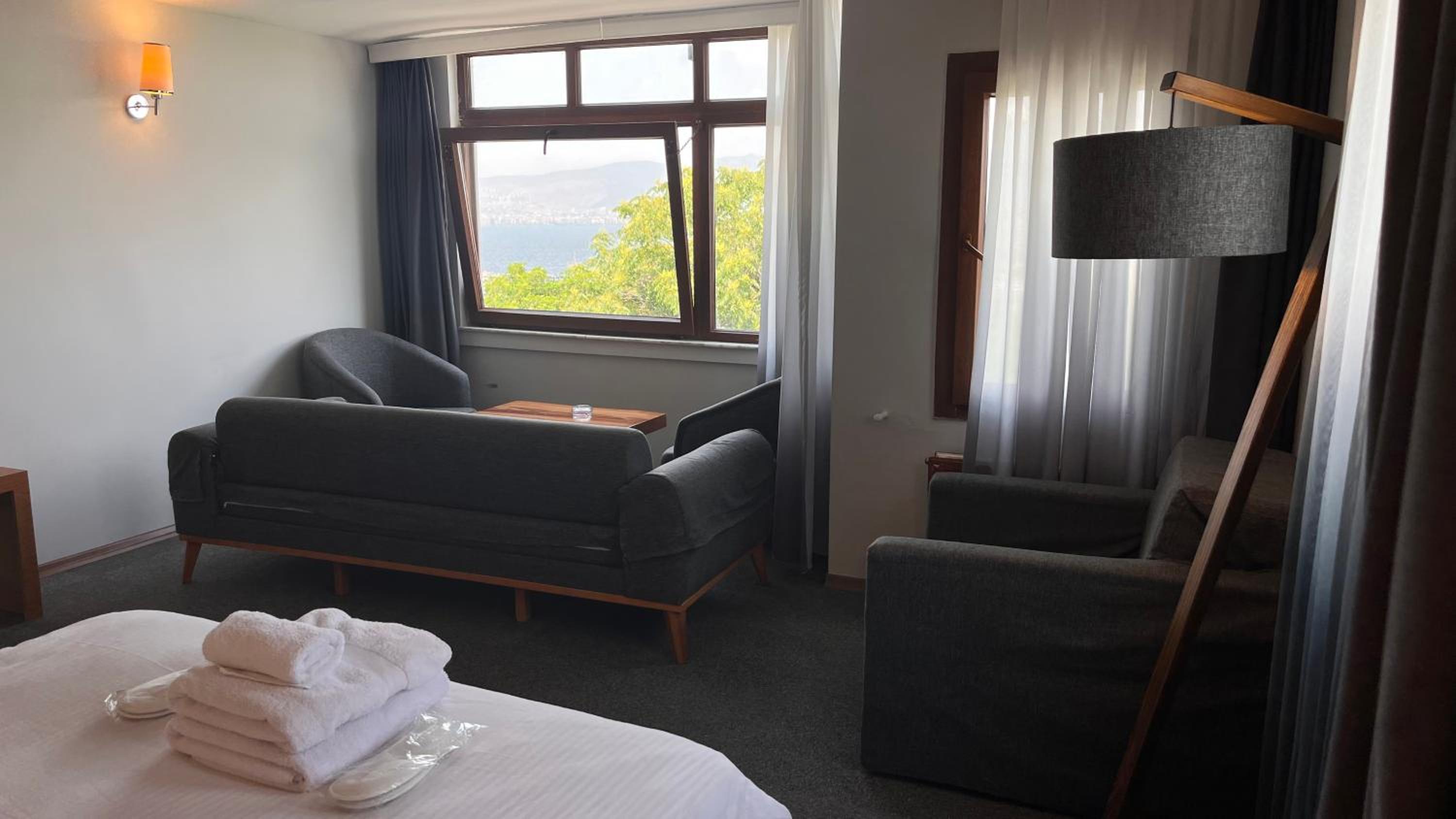 Deluxe Double Room with Sea View - Photo 3