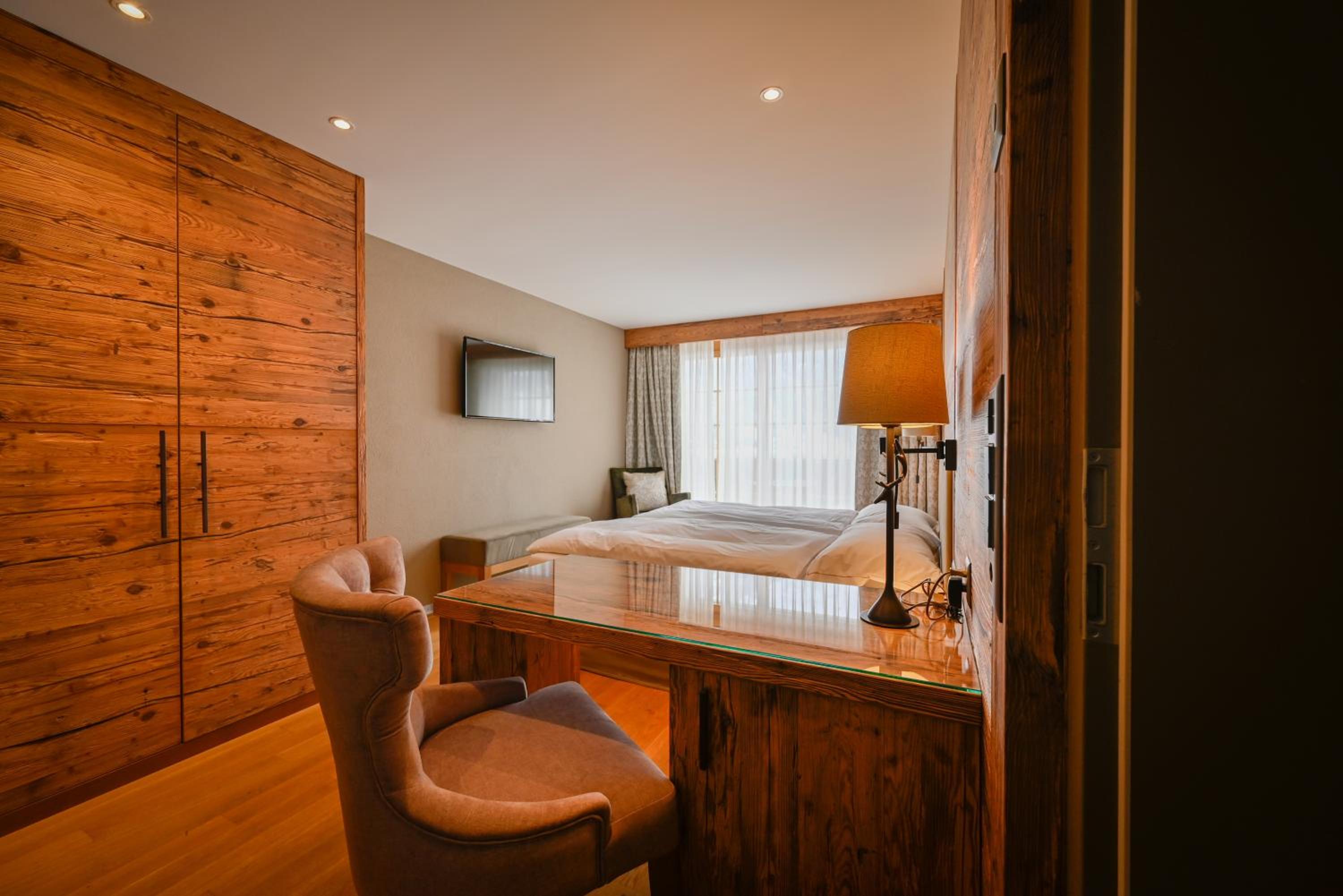 Superior Three-Bedroom Suite with Eiger view - Photo 2