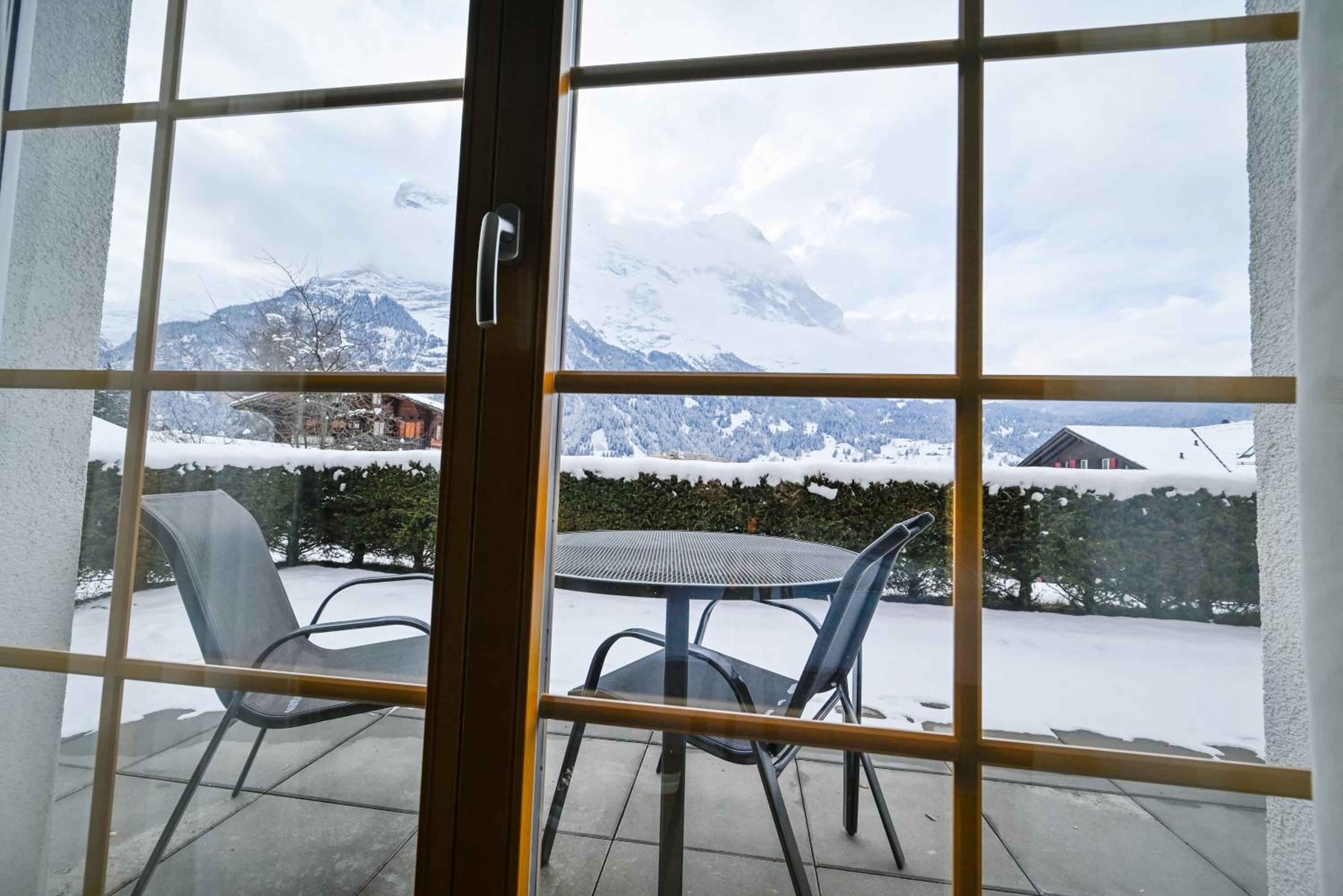 Superior Three-Bedroom Suite with Eiger view - Photo 5
