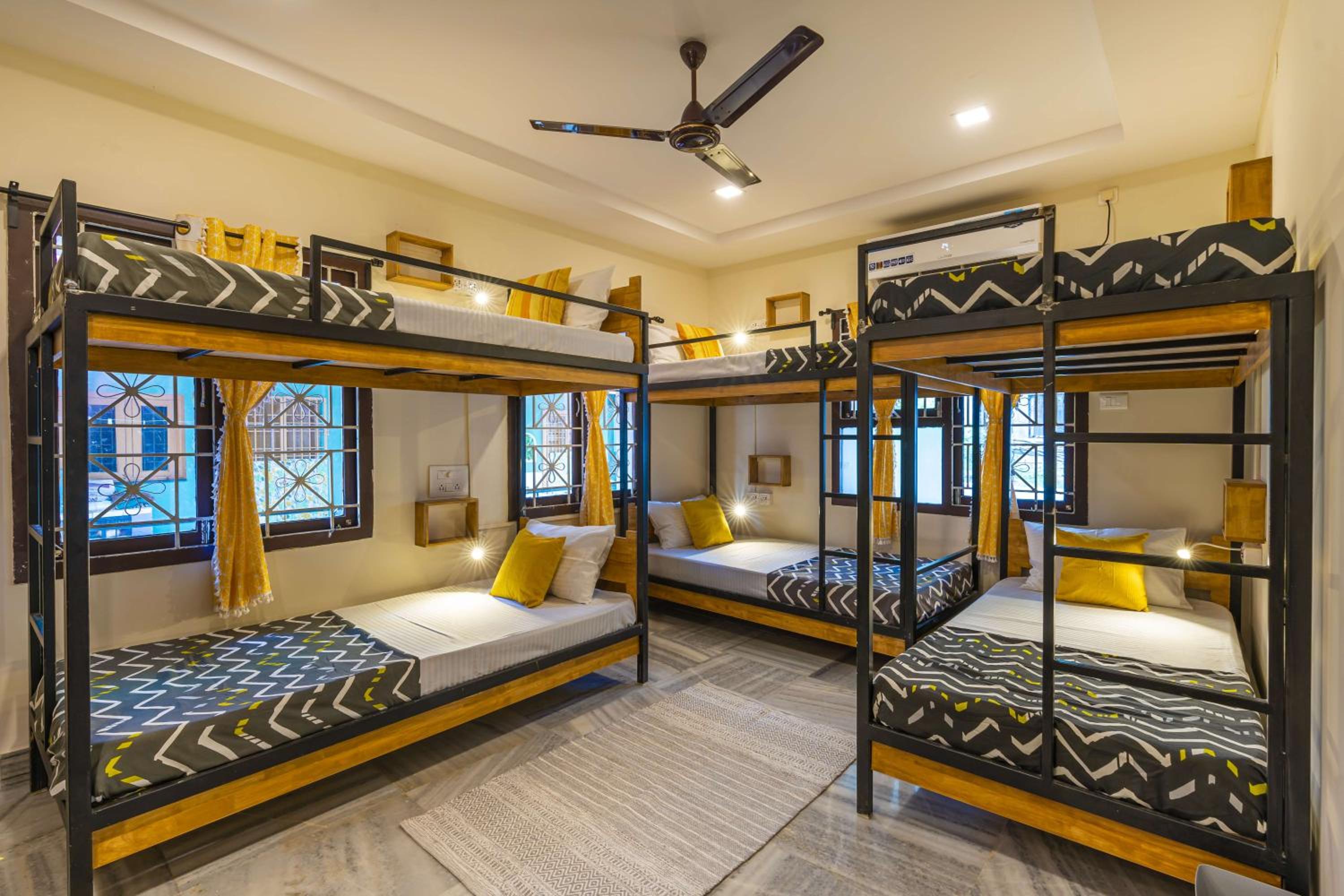 Bed in 6-Bed Deluxe Mixed Dormitory Room photo 1