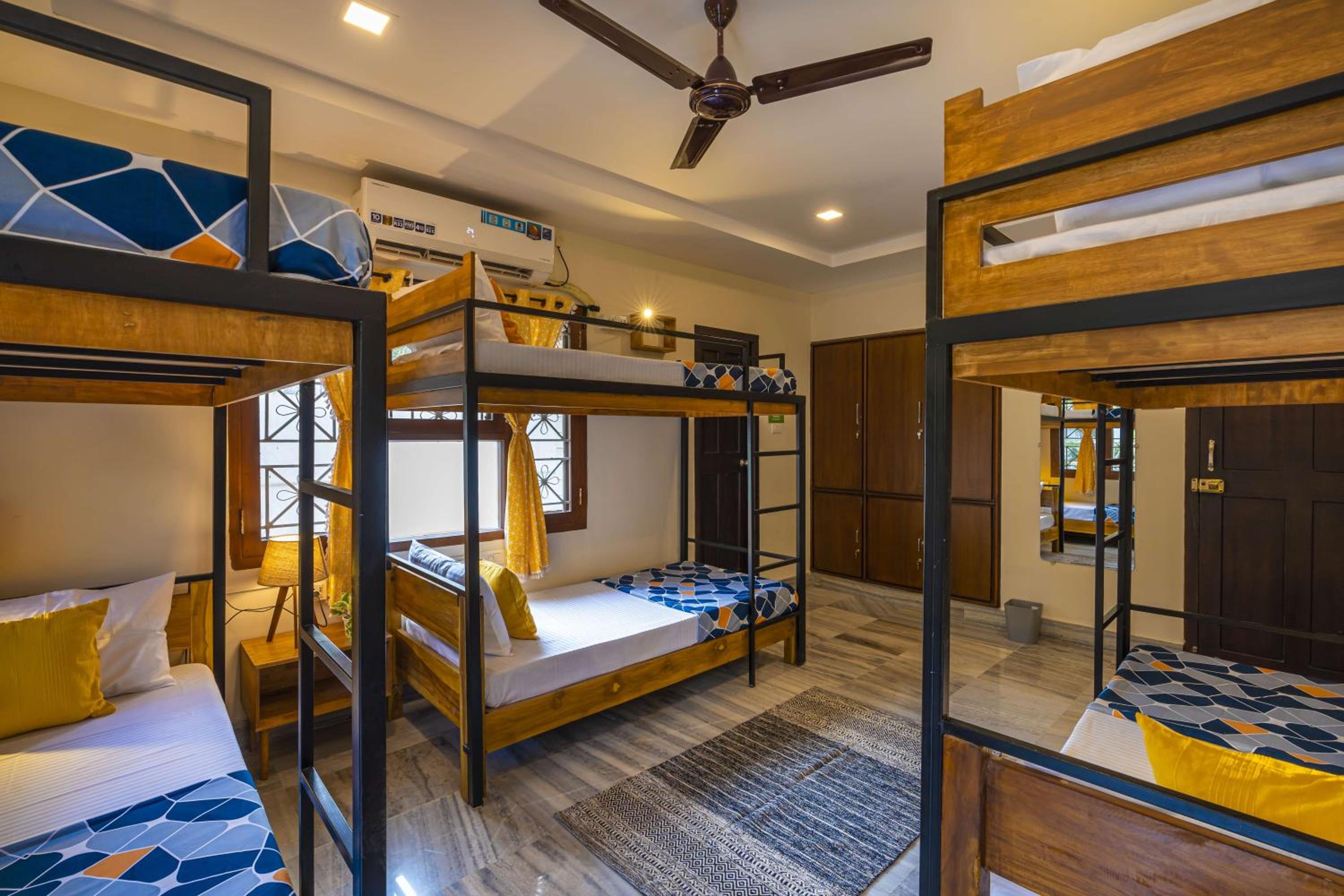 Bed in 6-Bed Superior Mixed Dormitory Room photo 1