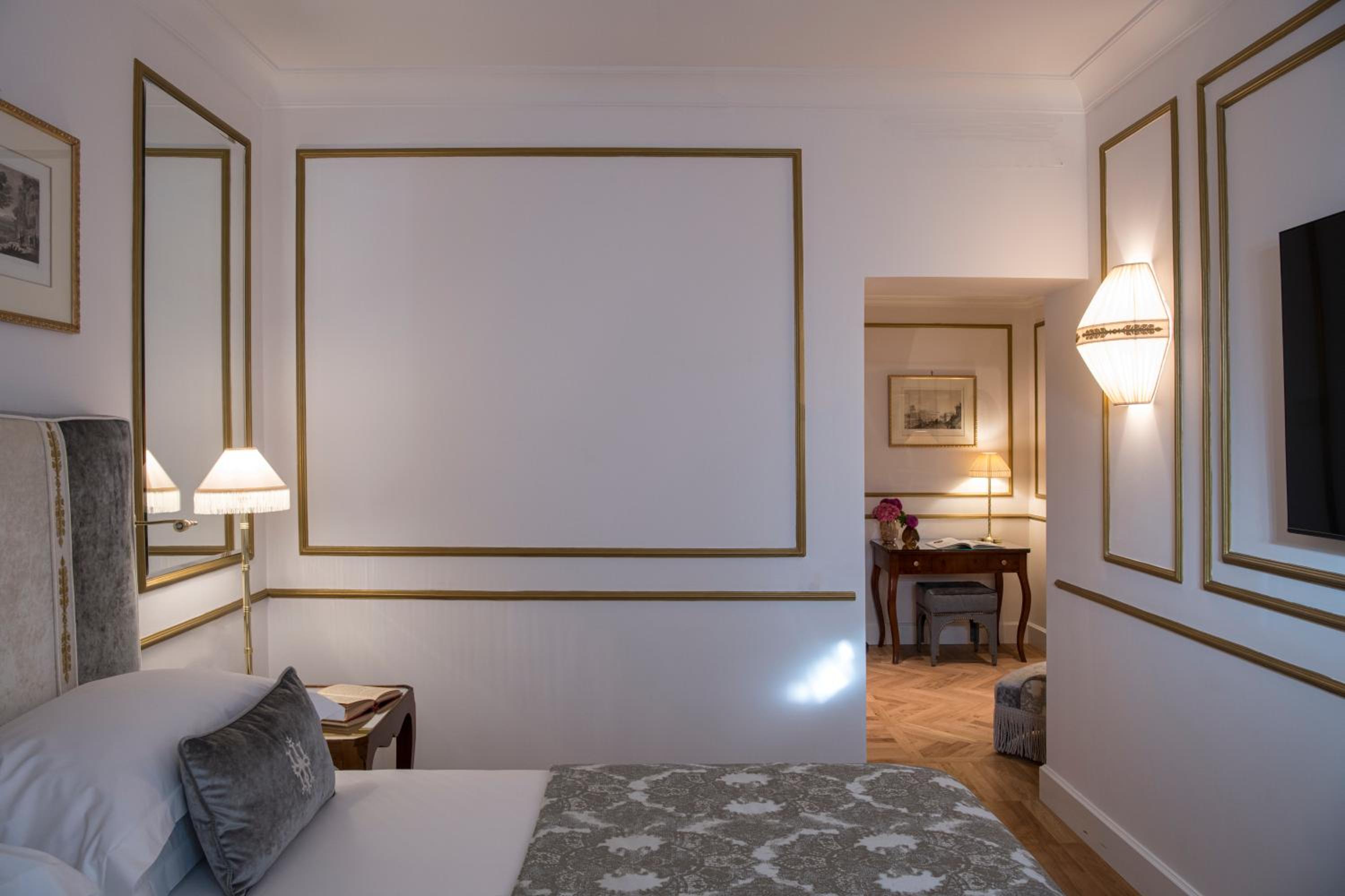 Deluxe Double Room thumbnail 5